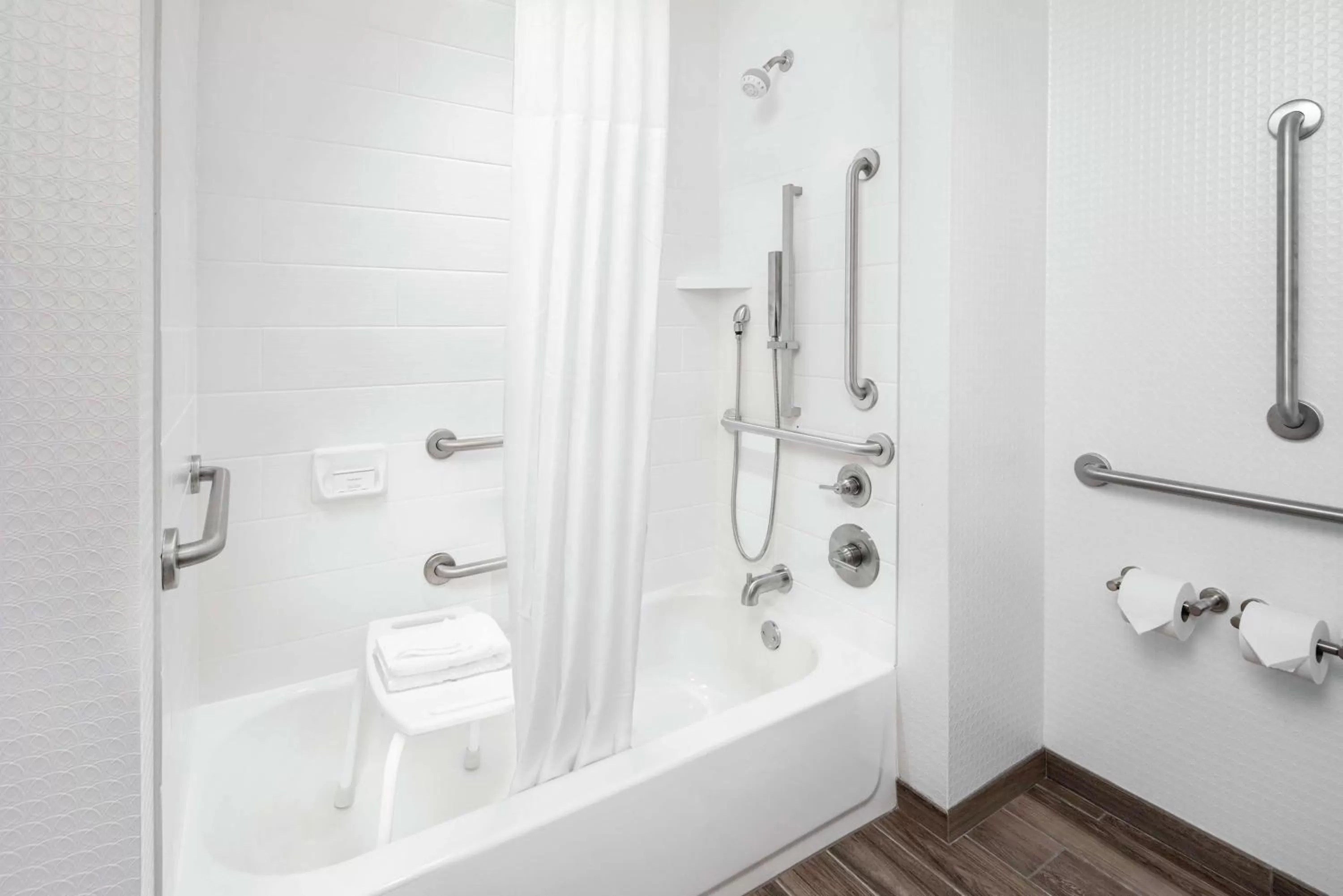 Bathroom in Hampton Inn & Suites Bridgeview Chicago, Il