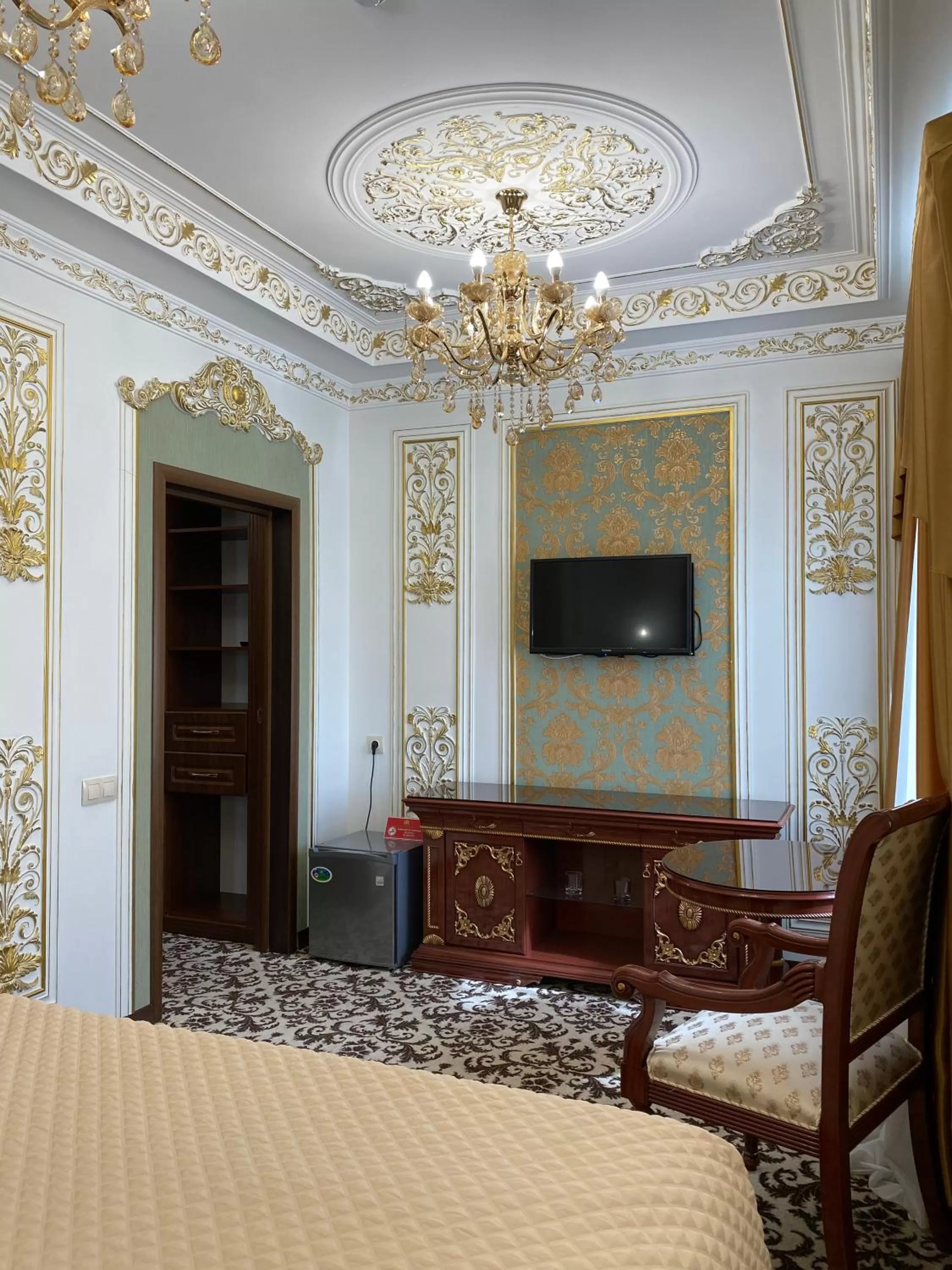 Communal lounge/ TV room, TV/Entertainment Center in Lion Hotel