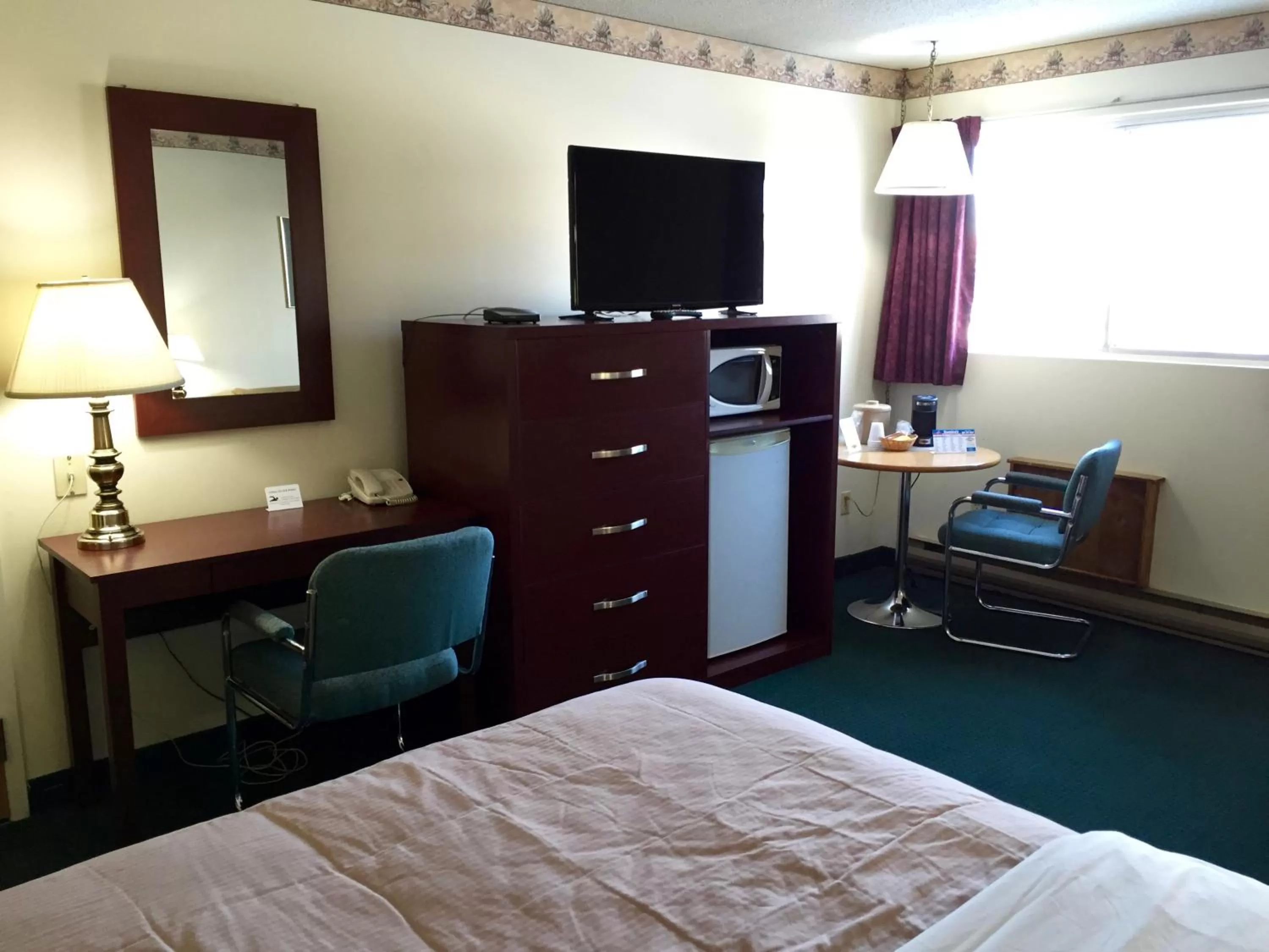 Day, Bed in Colonial Inn