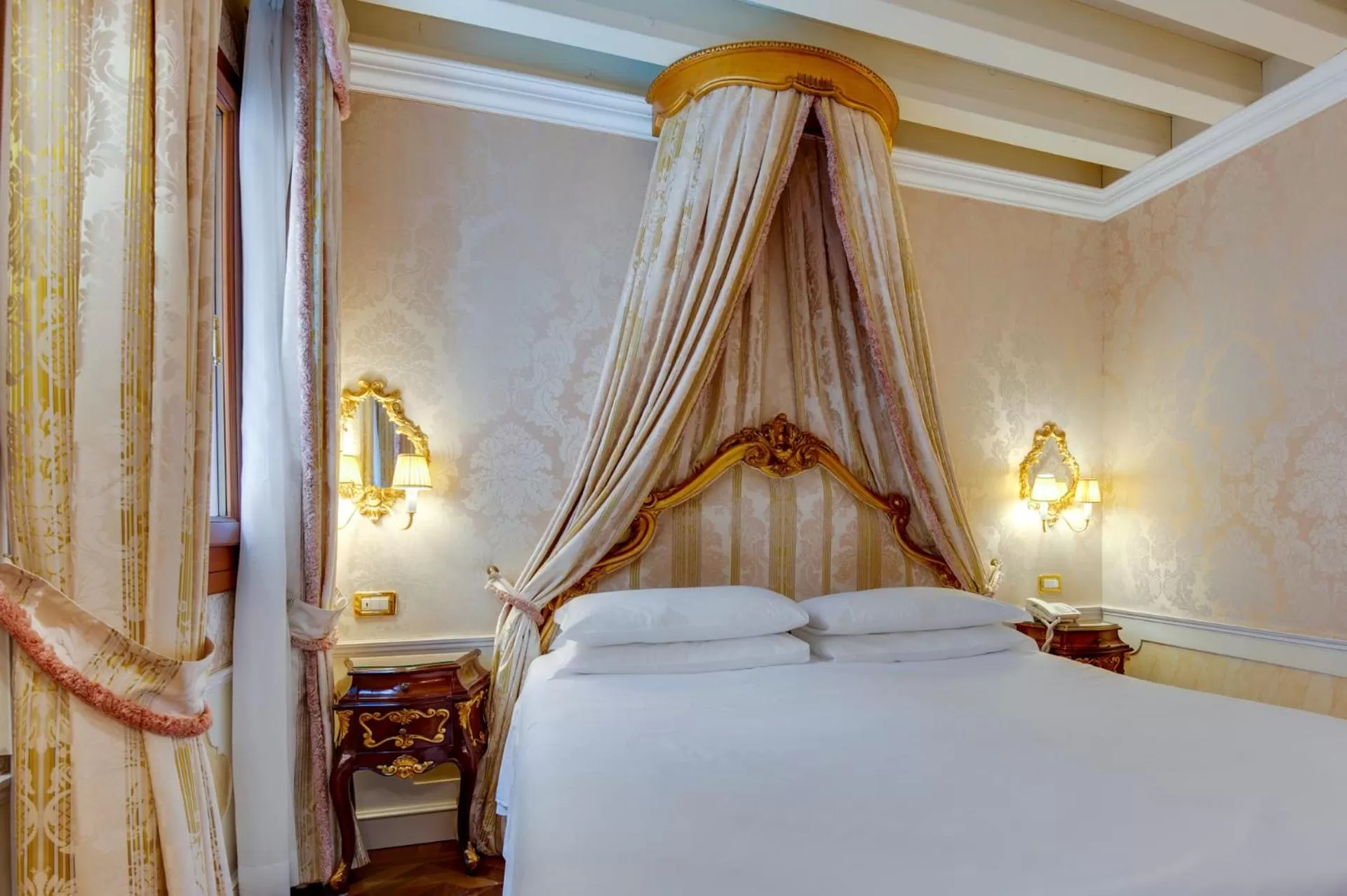 Bedroom, Bed in Canal Grande