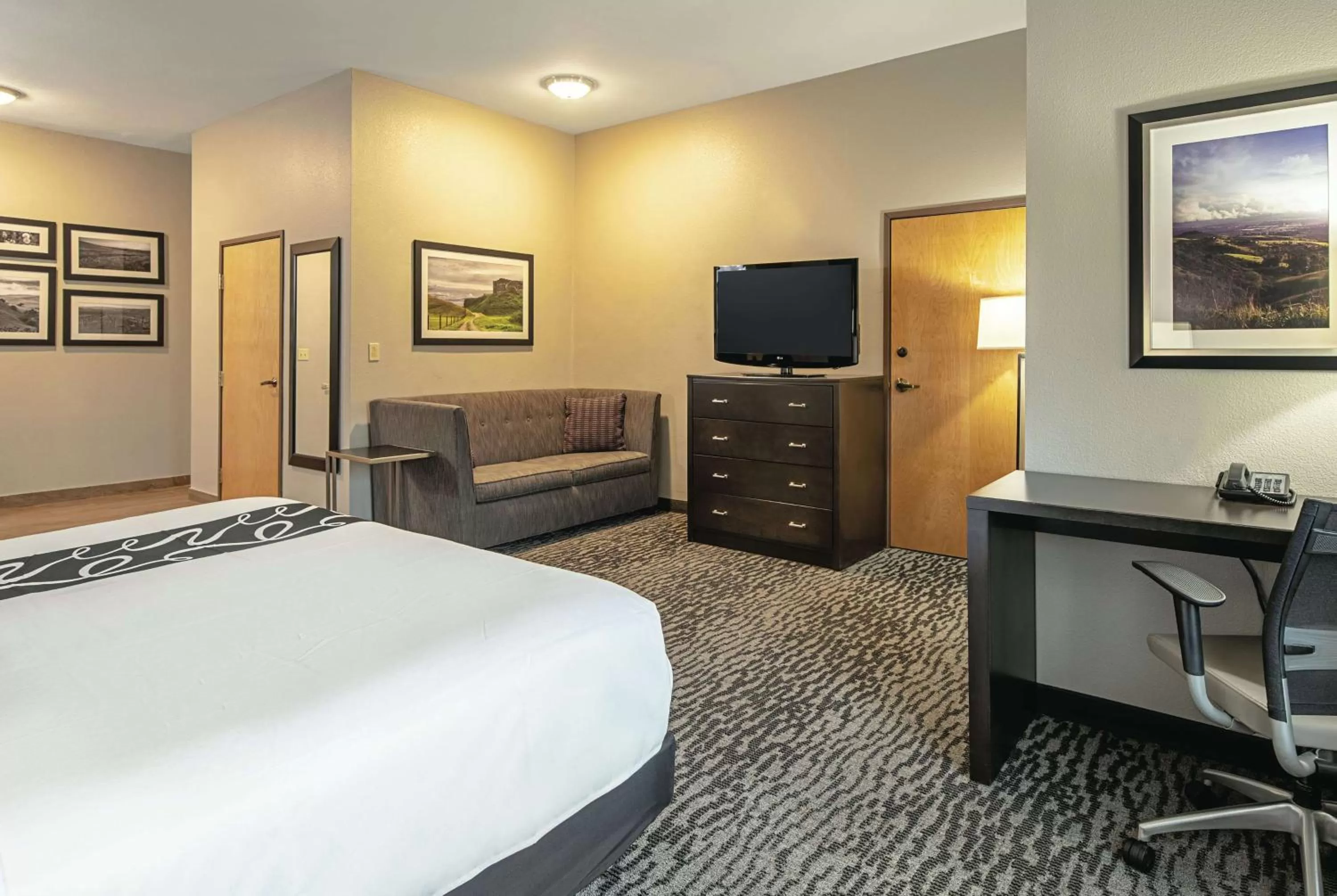 Photo of the whole room, Bed in La Quinta Inn by Wyndham Livermore