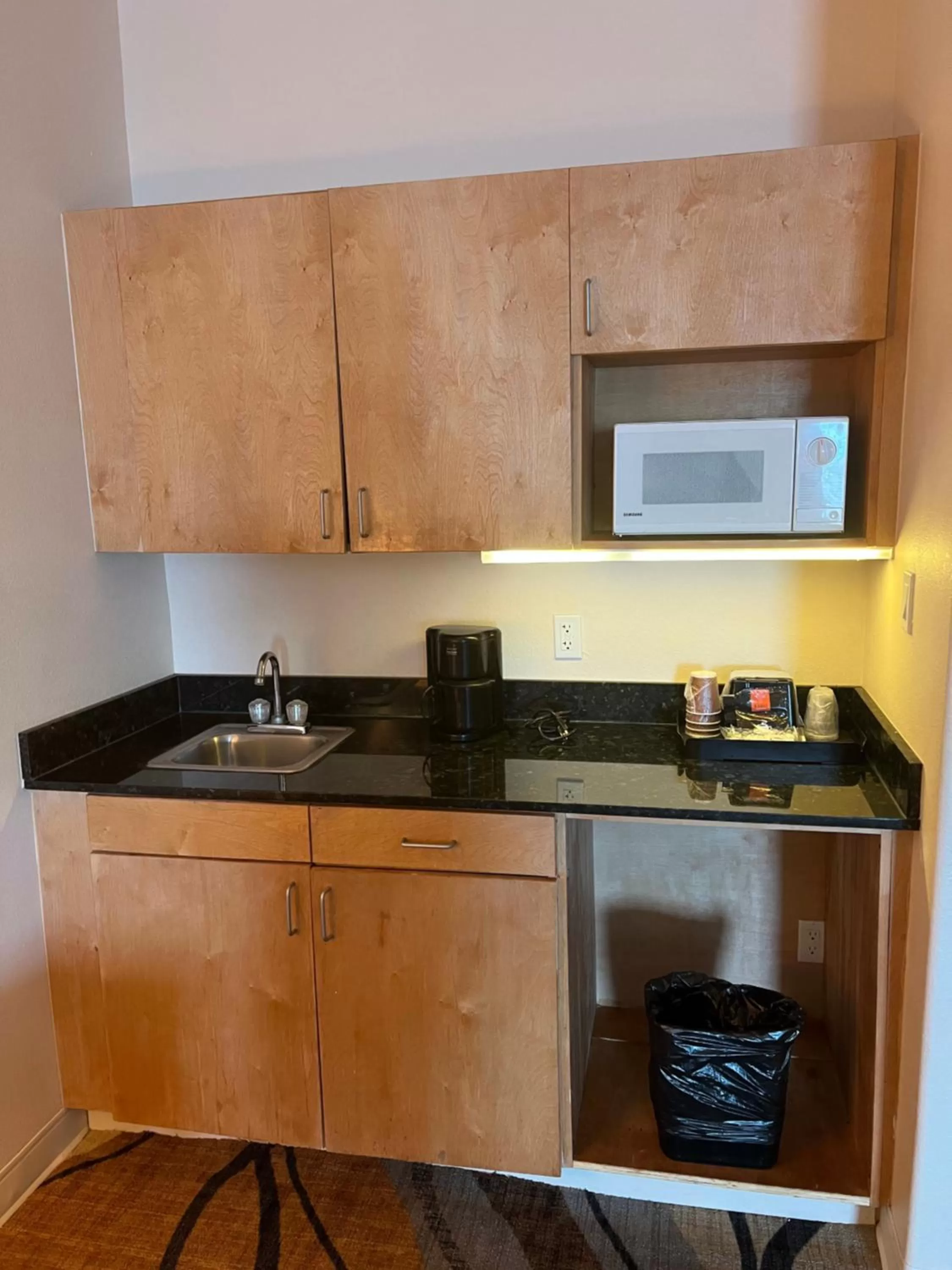 Kitchen or kitchenette in Sunchase Inn & Suites