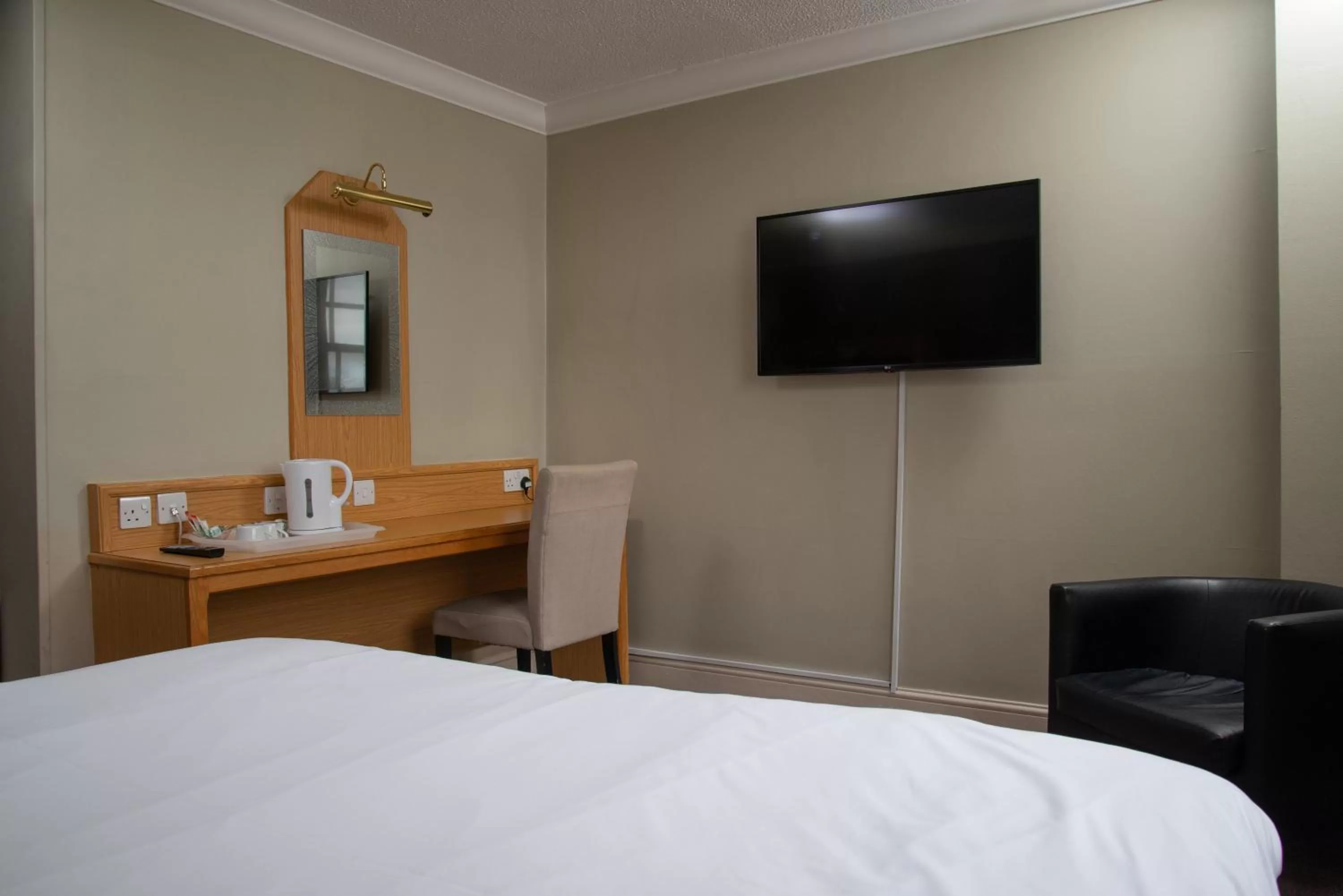 Bedroom, Bed in Royal Hotel, Bar & Grill