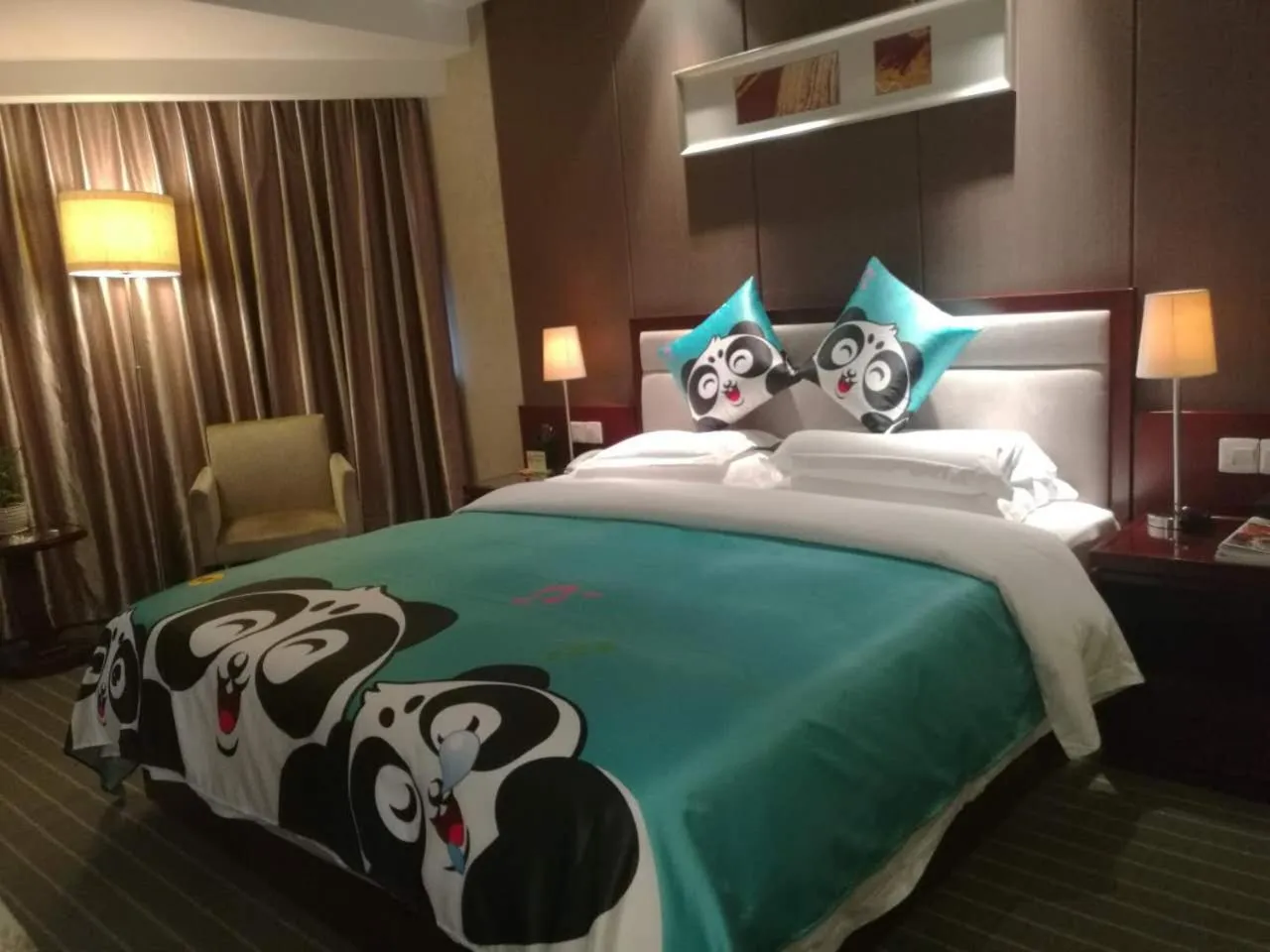 Bed in Kunming Haitian Hotel