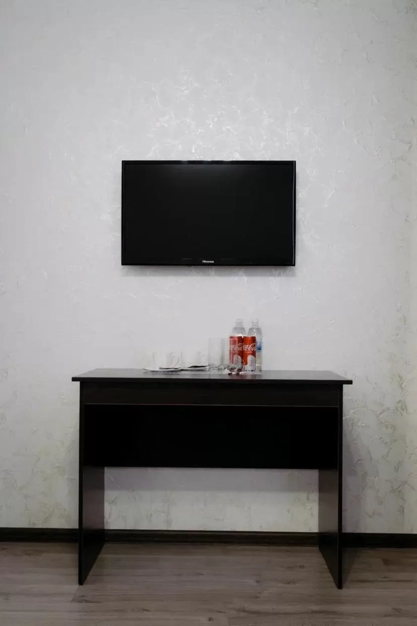 Communal lounge/ TV room, TV/Entertainment Center in Rush Hotel