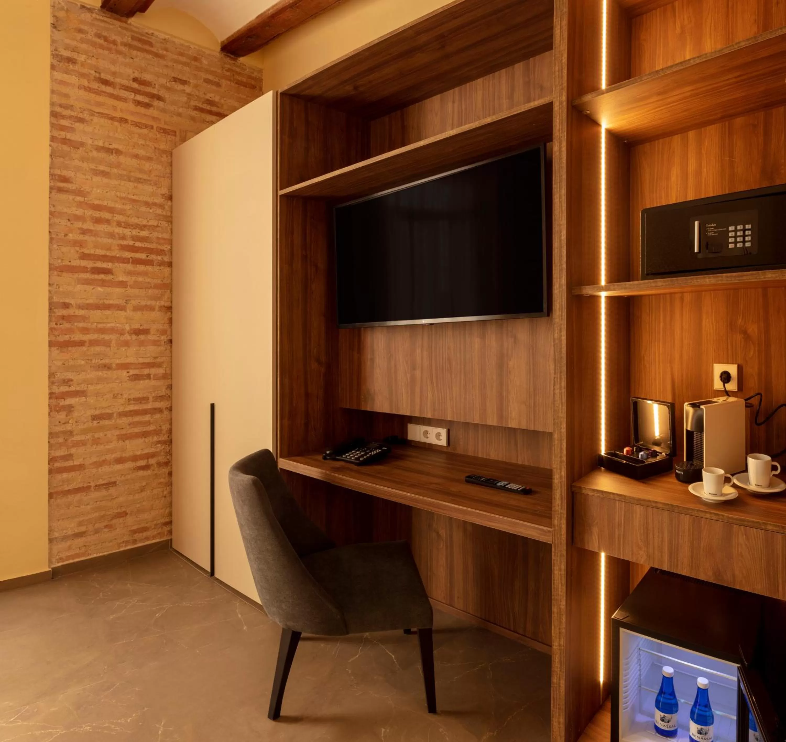 TV and multimedia in SH Suite Palace