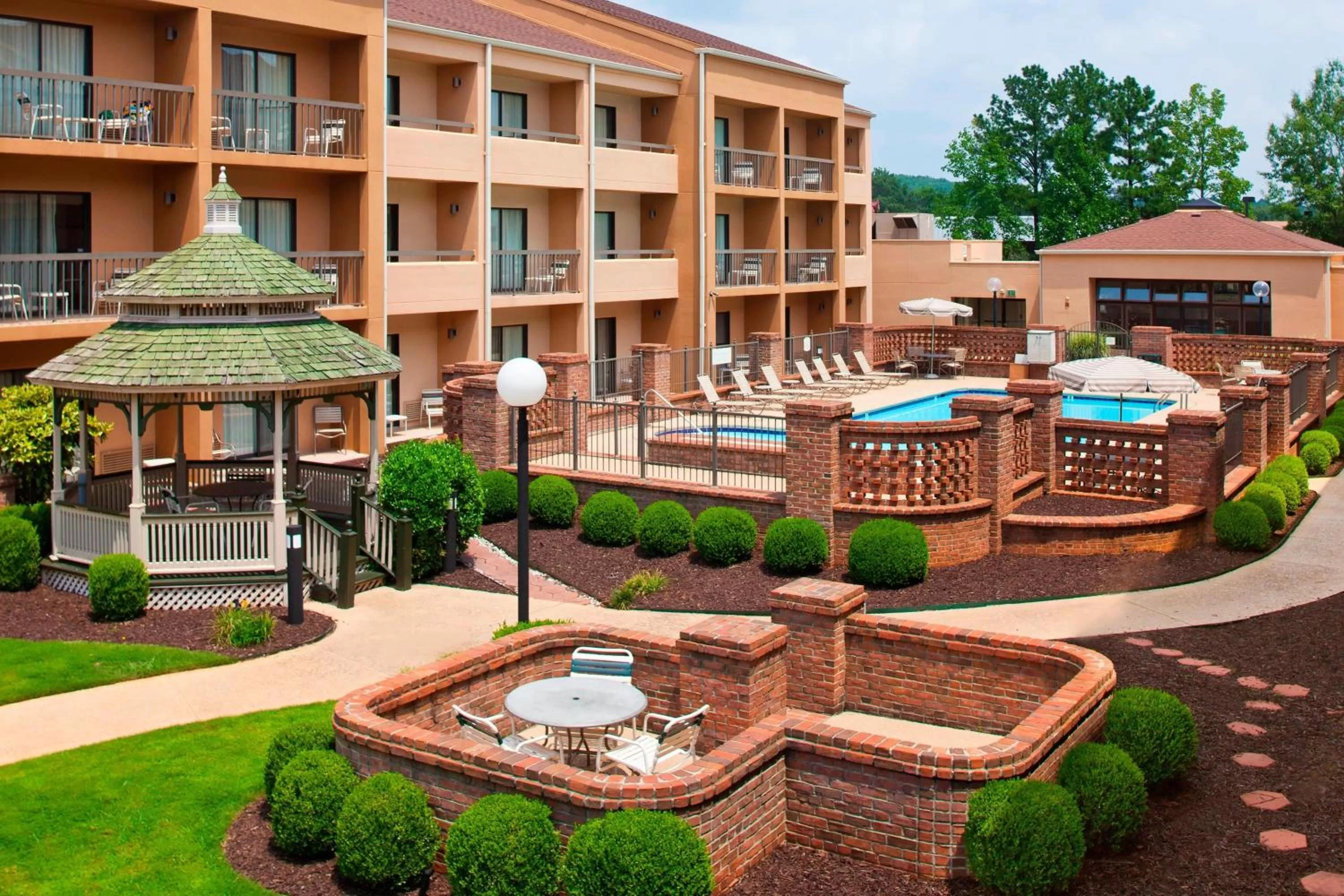Swimming pool in Courtyard by Marriott Huntsville University Drive