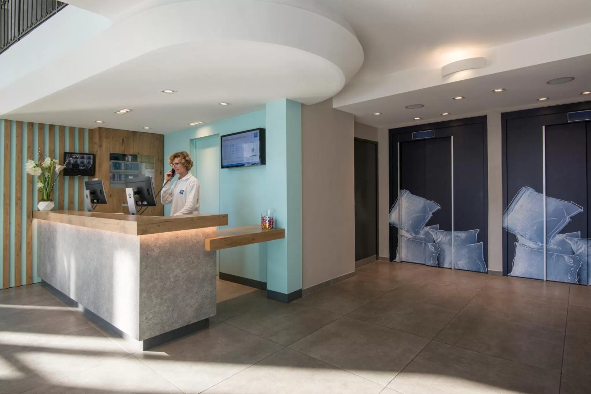 Lobby or reception in ibis budget Nice Californie Lenval