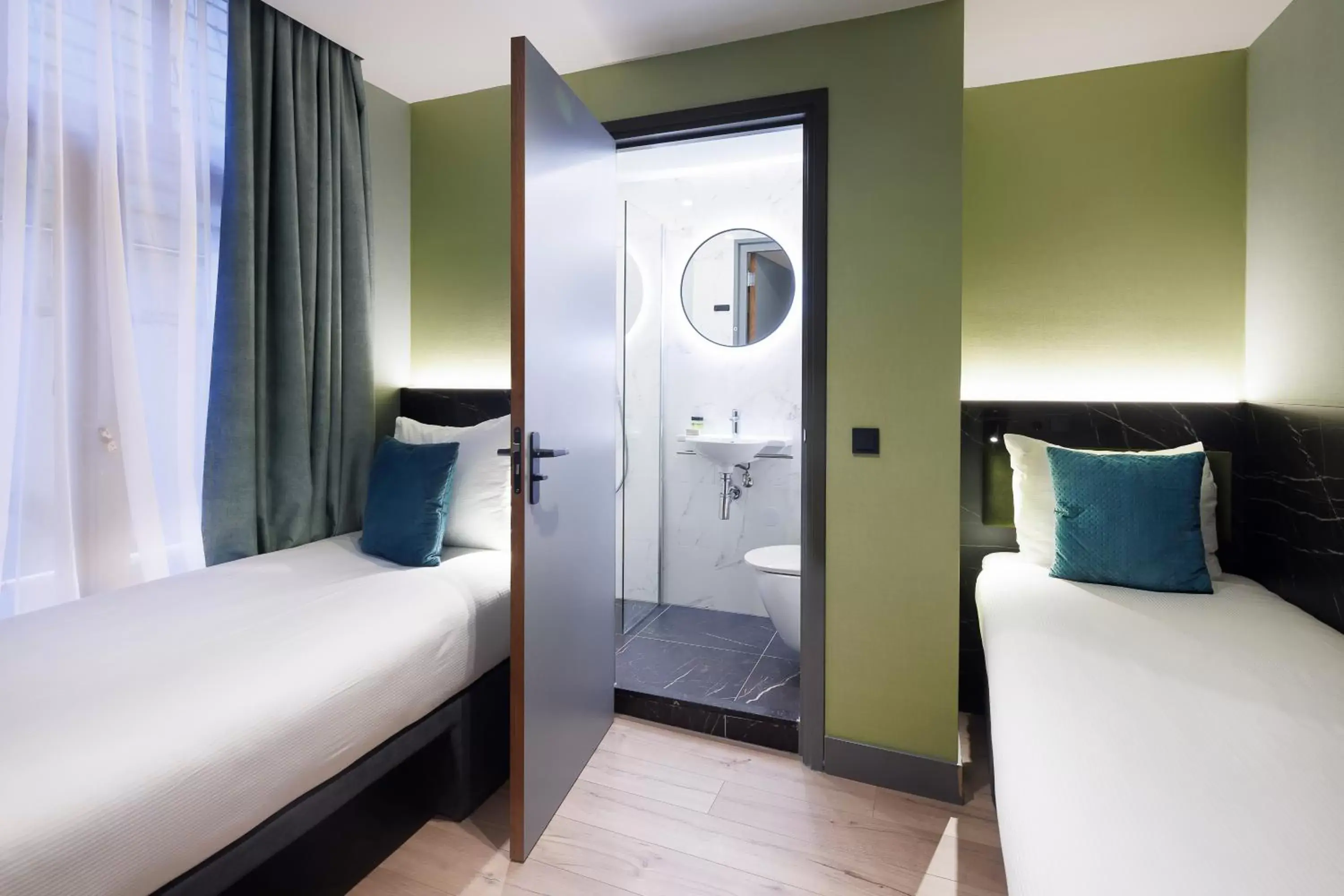 Twin Room with Private Bathroom in Ciao Papa Hotel Amsterdam Central Station Twin Room with Private Bathroom in Ciao Papa Hotel Amsterdam Central Station