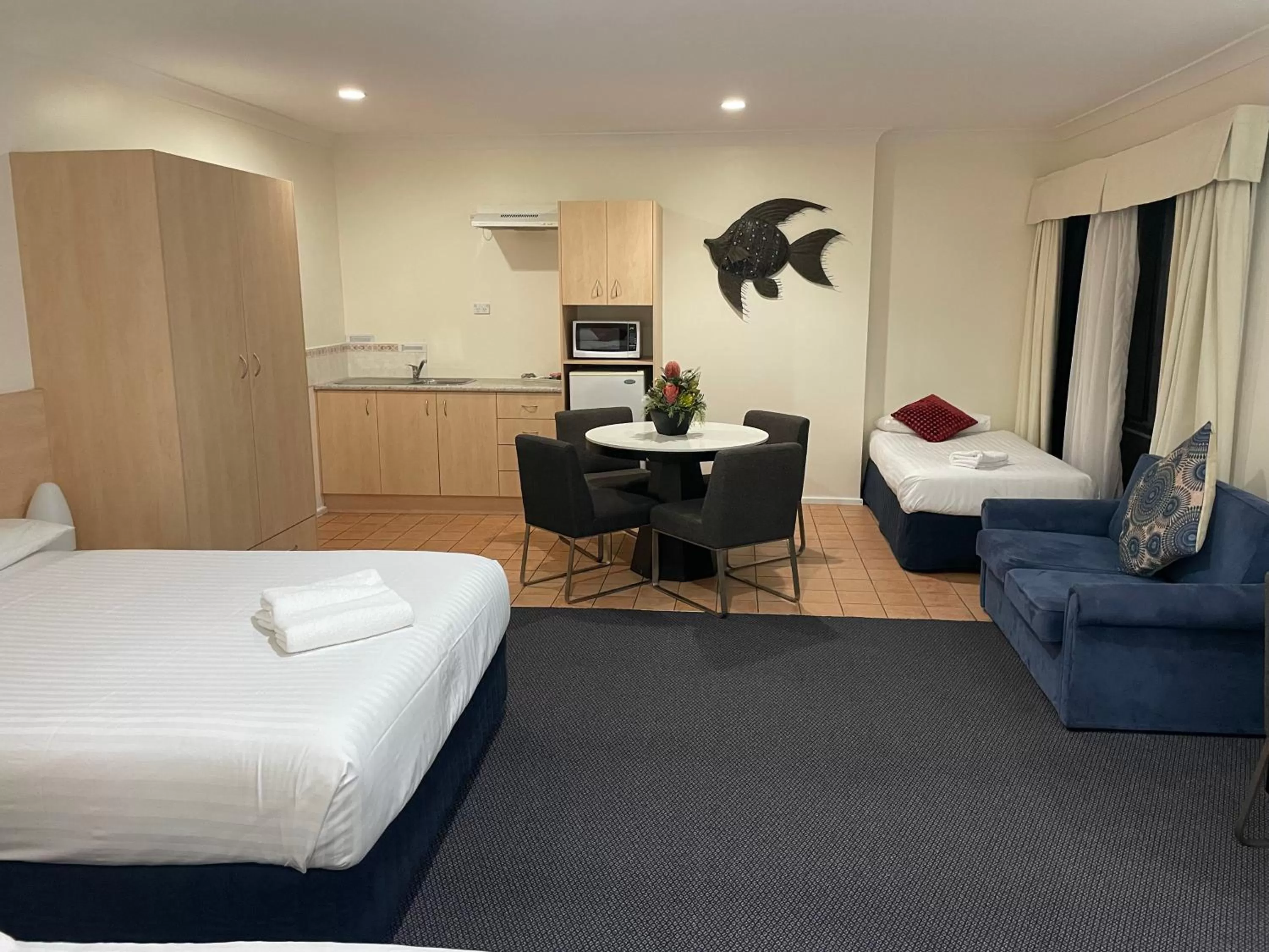 Bed in Lakeview Motor Inn