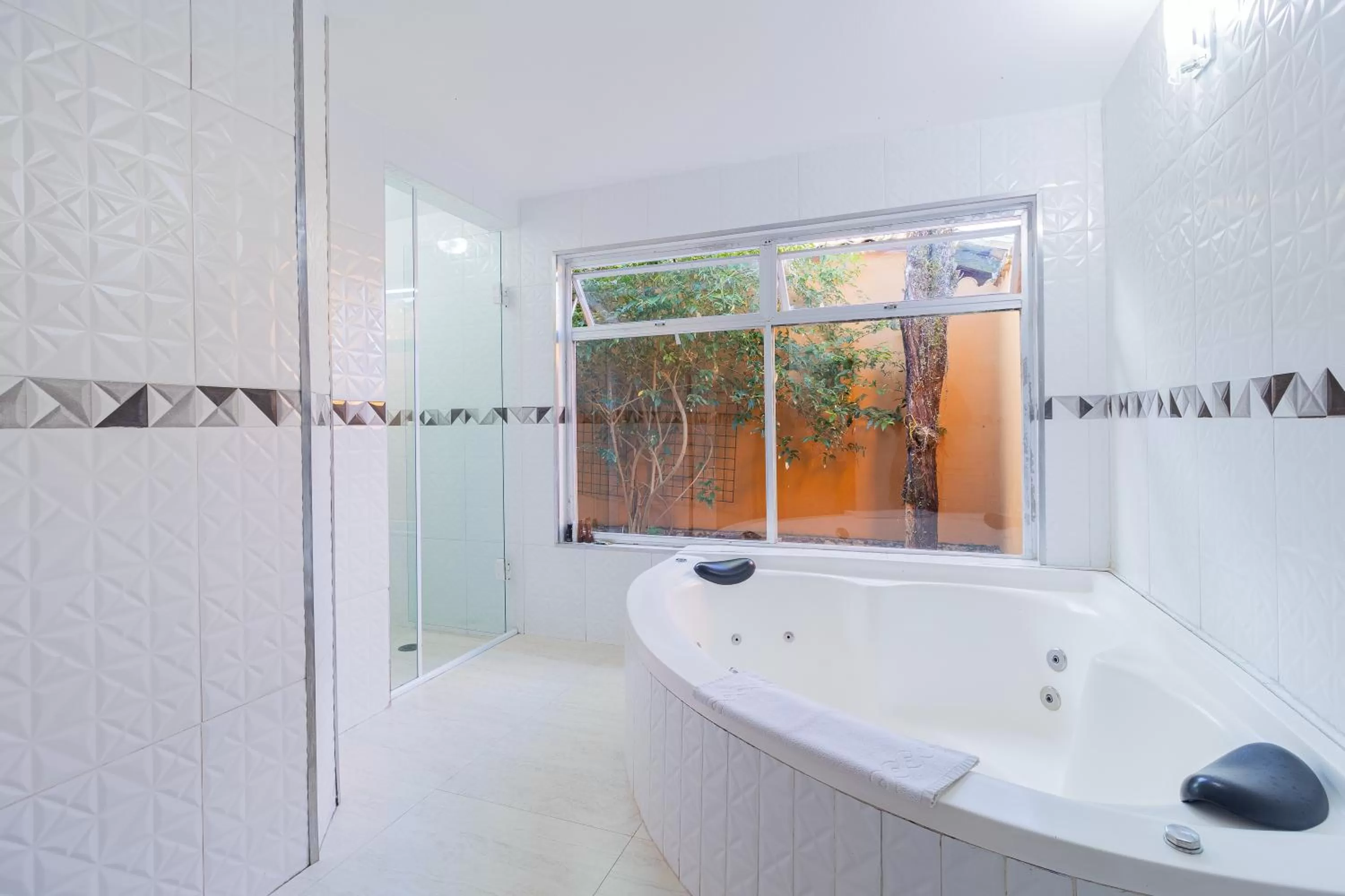 Shower in Pousada Casa Amarela