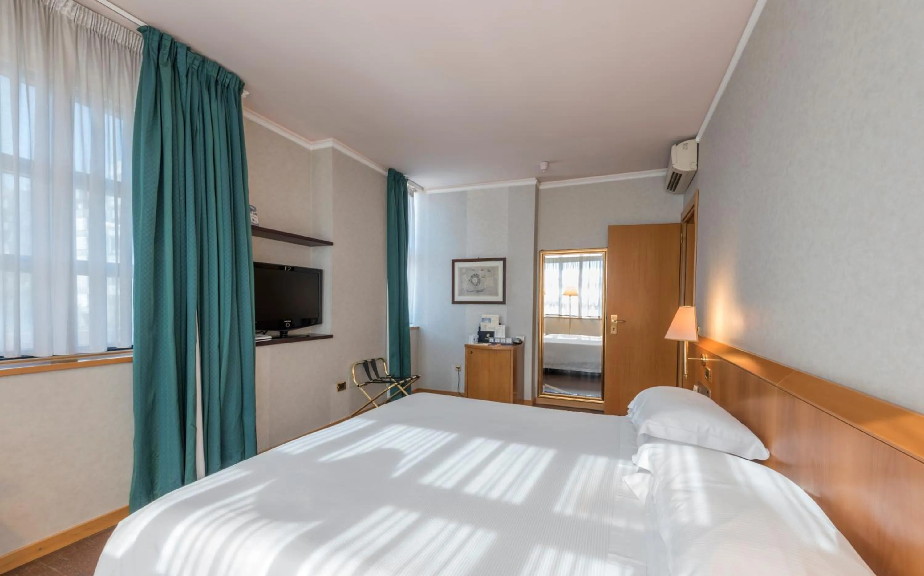 Photo of the whole room, Bed in Caesar's Hotel