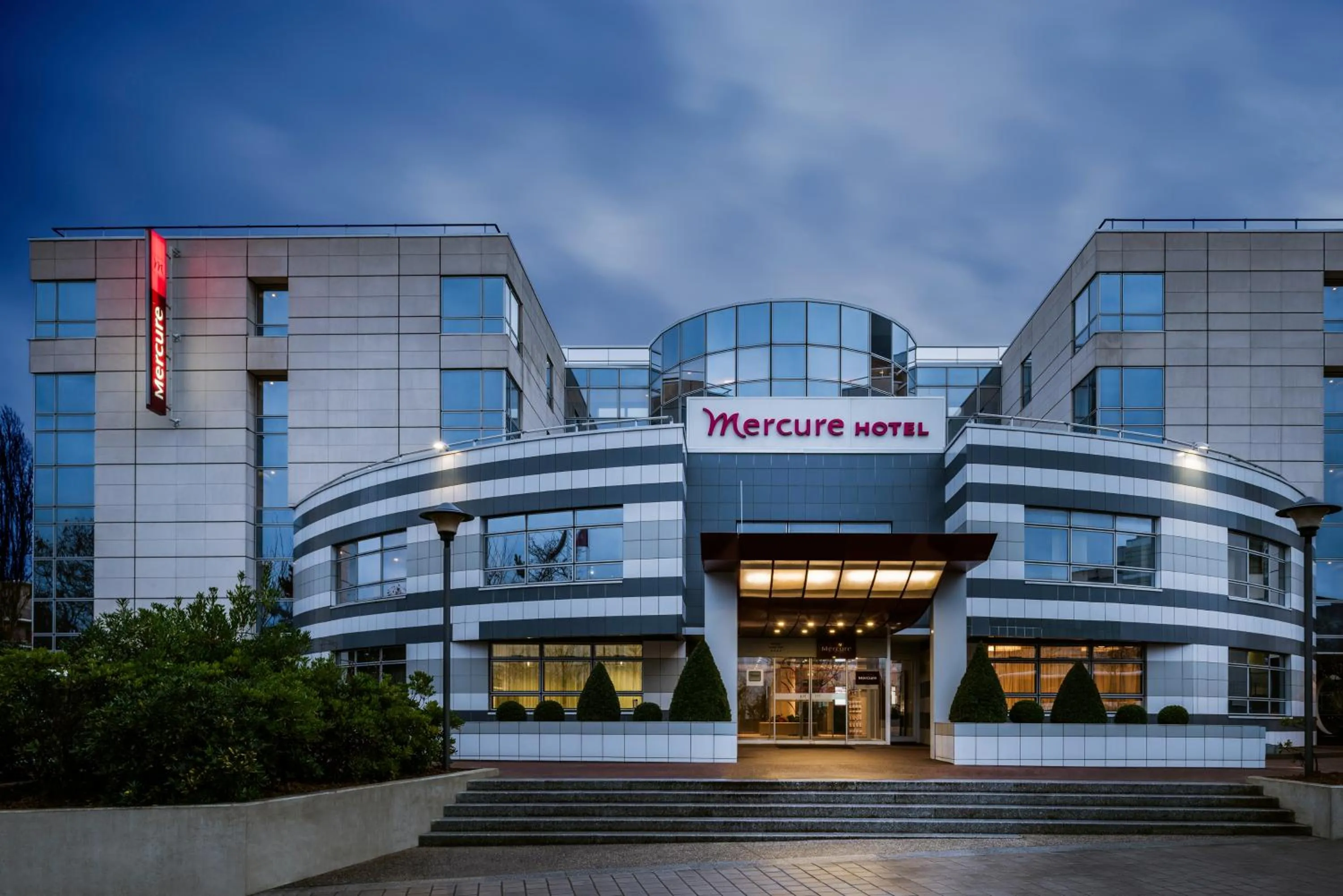 Facade/entrance in Mercure Paris Massy Gare TGV