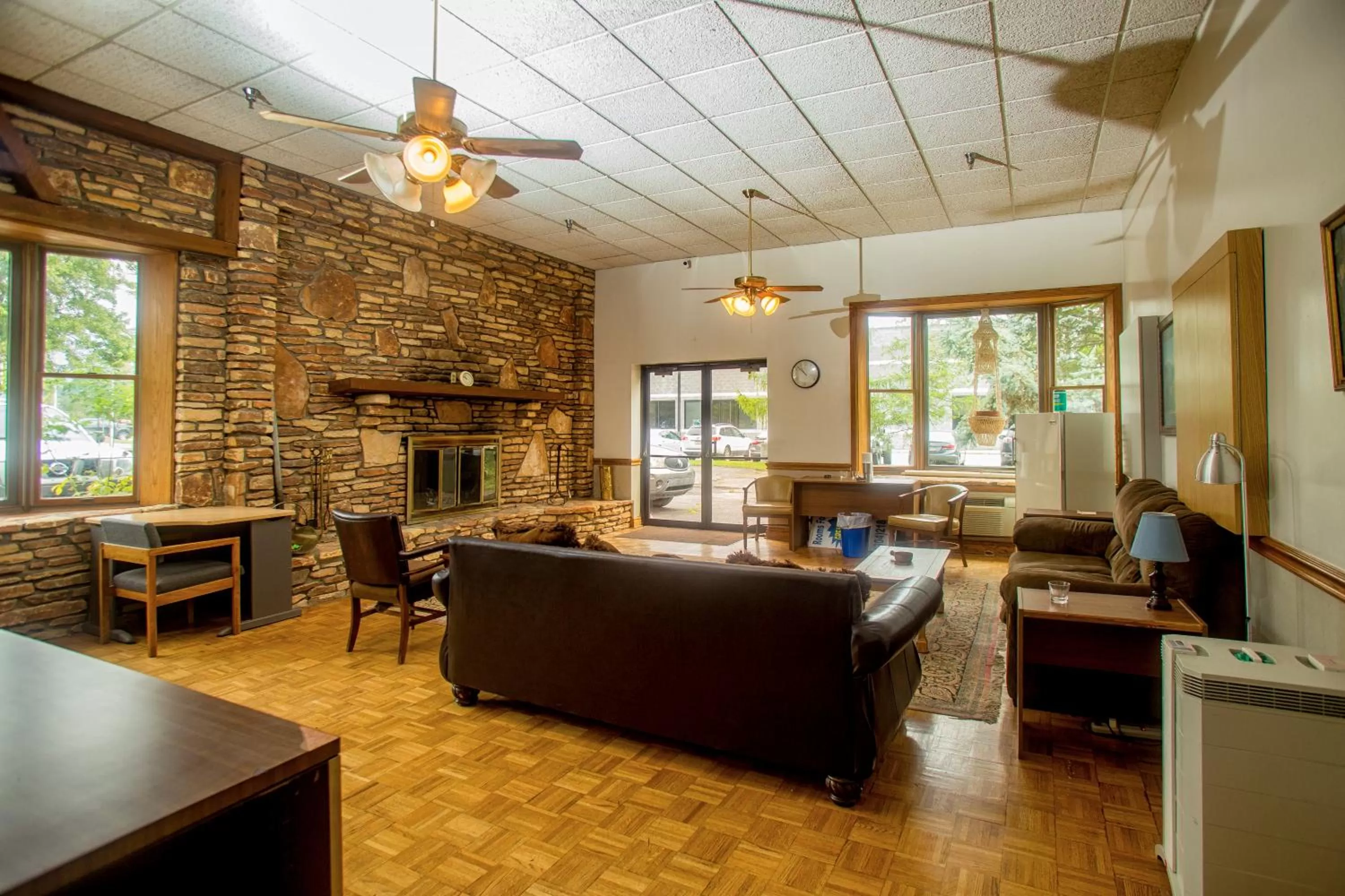 Communal lounge/ TV room in Lafayette Inn