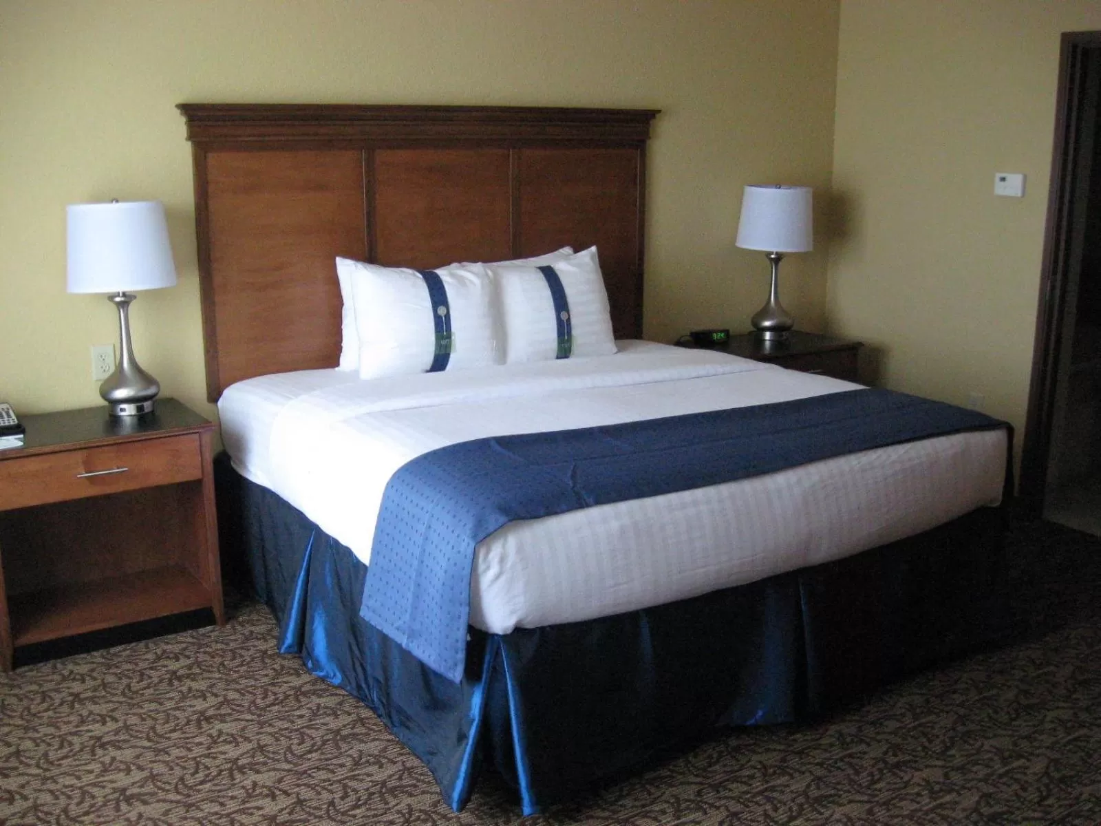 Bed in Holiday Inn Montgomery South Airport by IHG