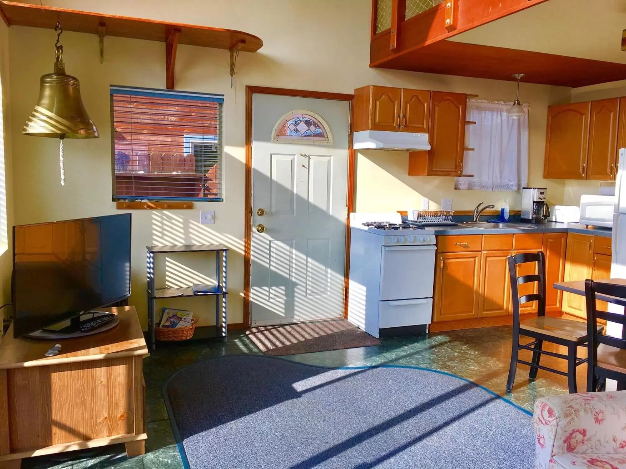 Kitchen/Kitchenette in Driftwood Inn