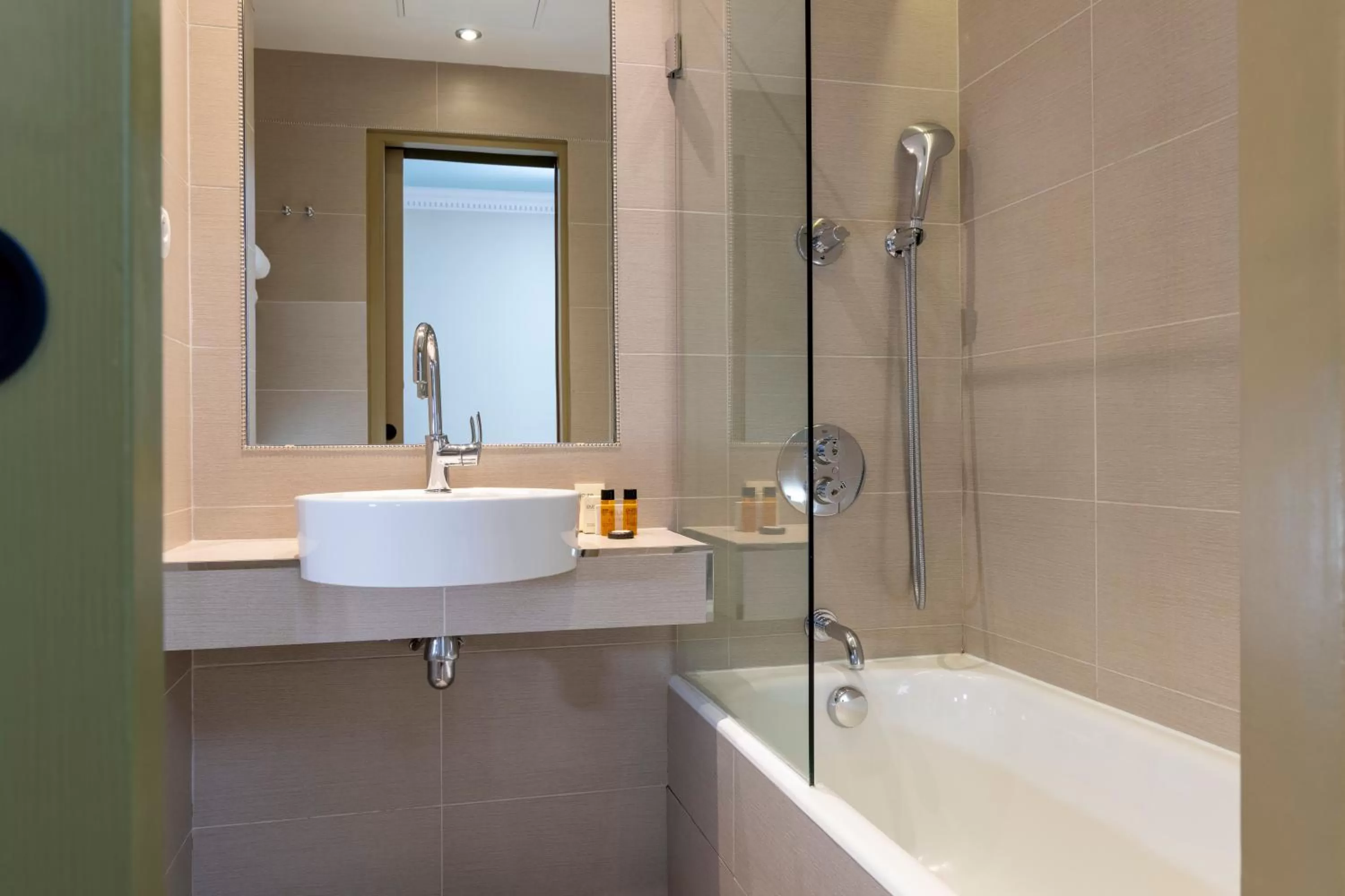 Bathroom in Hôtel De La Paix