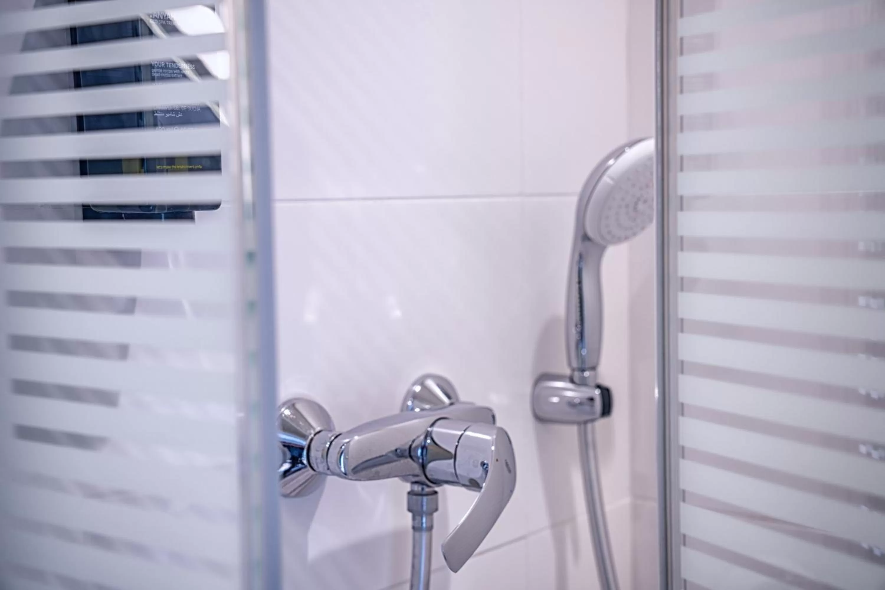 Bathroom in ibis budget Reims Parc Des Expositions