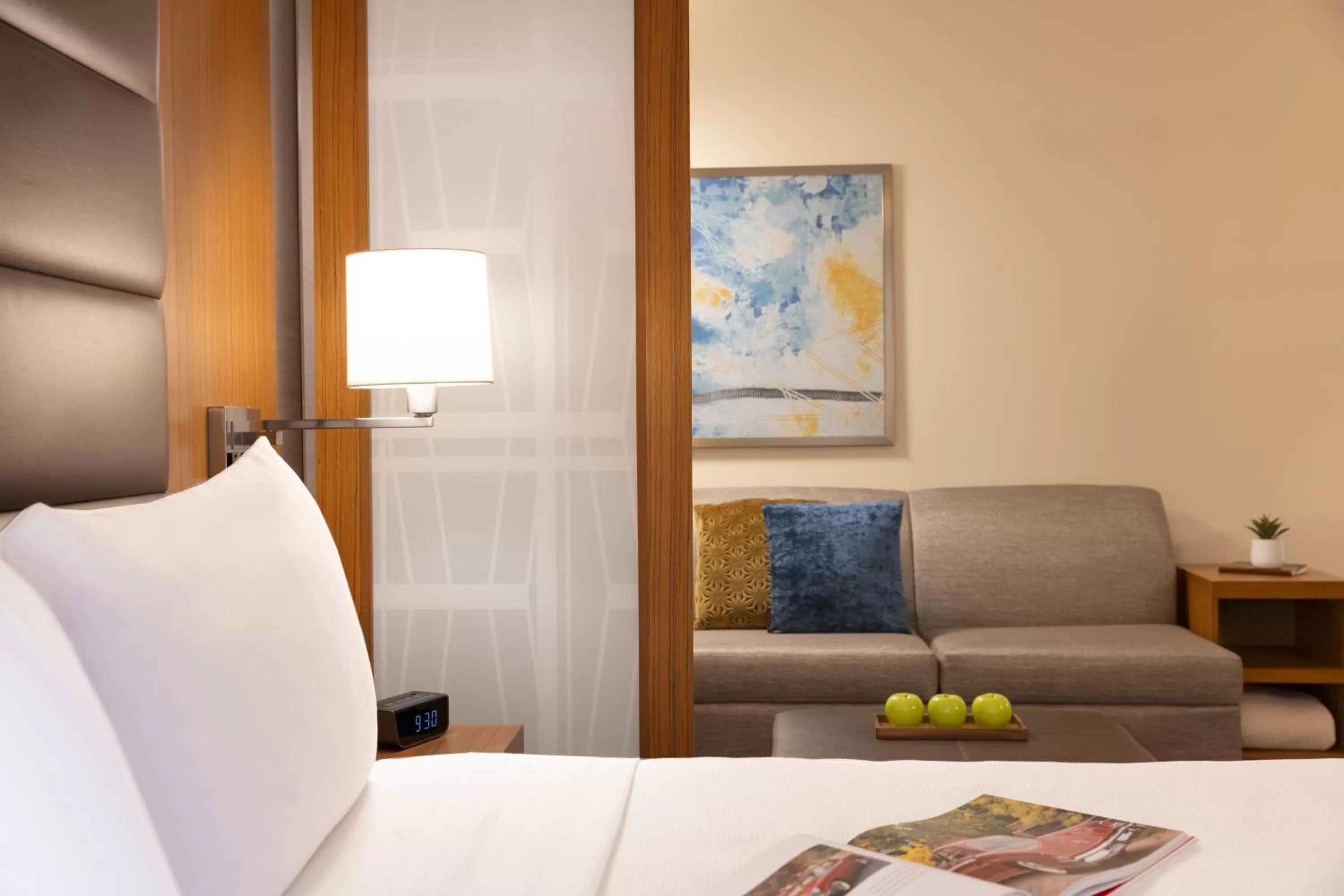 Living room, Bed in Hyatt Place Houston Downtown