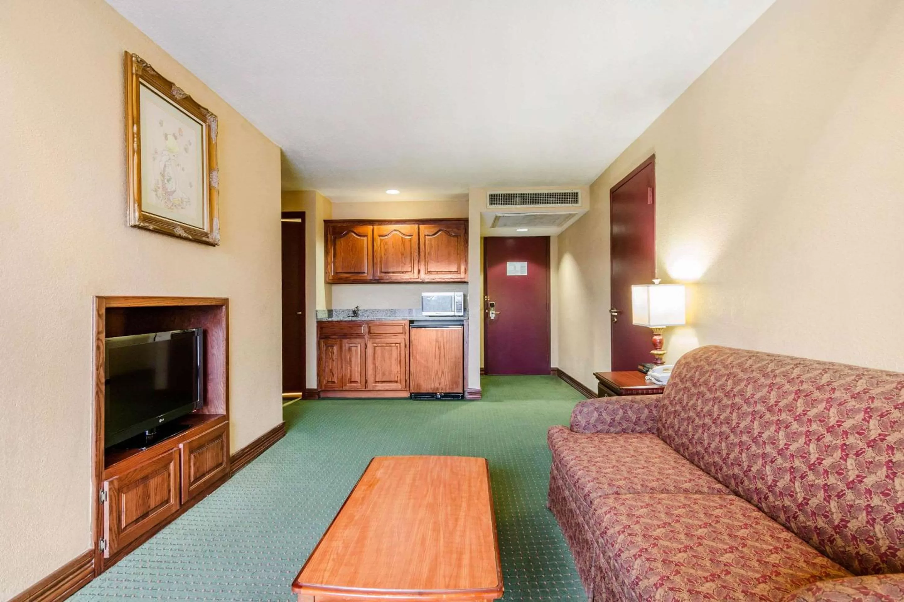 Photo of the whole room in Quality Inn & Suites Carthage near Precious Moments Chapel
