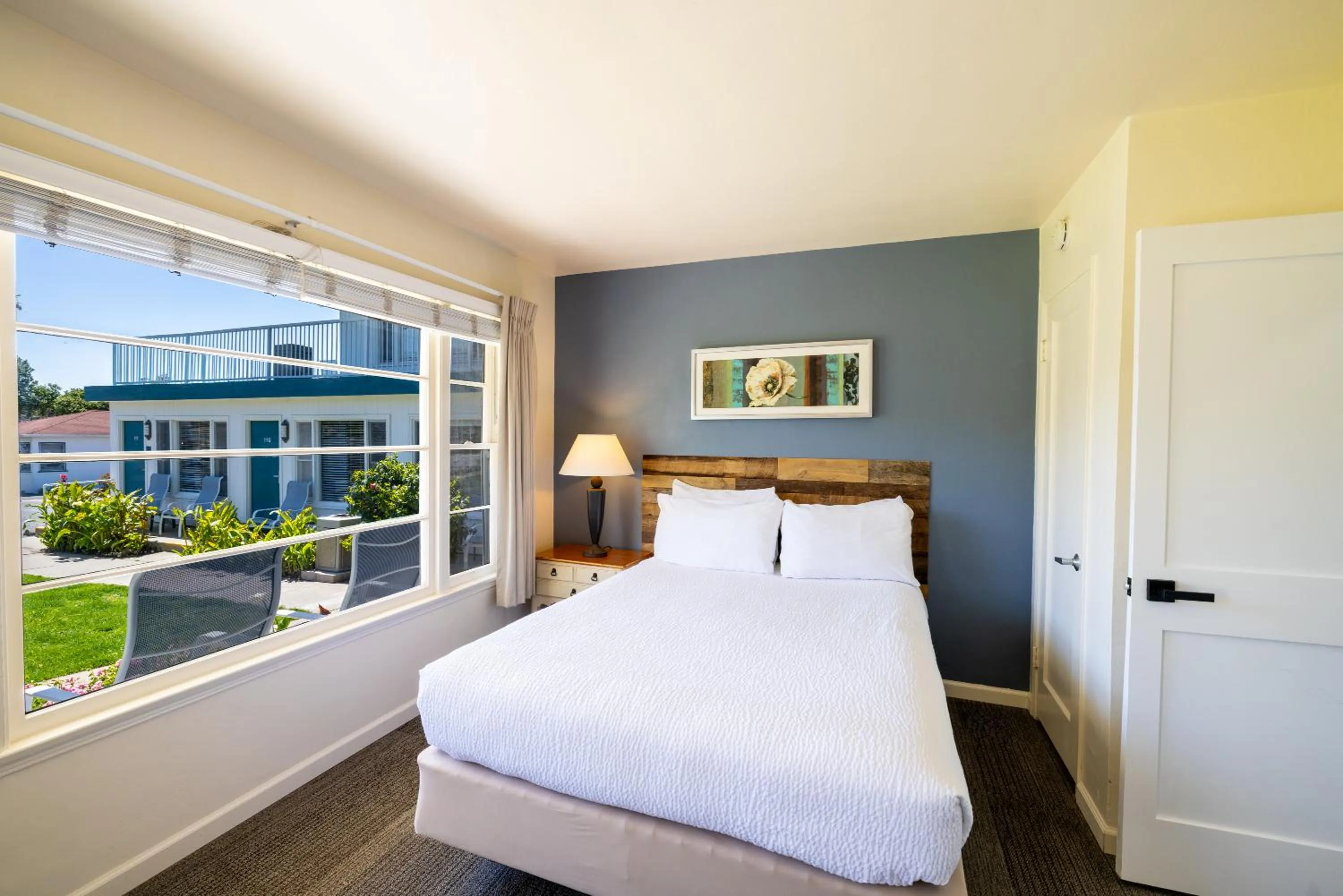 Standard Queen Room with Two Queen Beds in Tides Oceanview Inn and Cottages