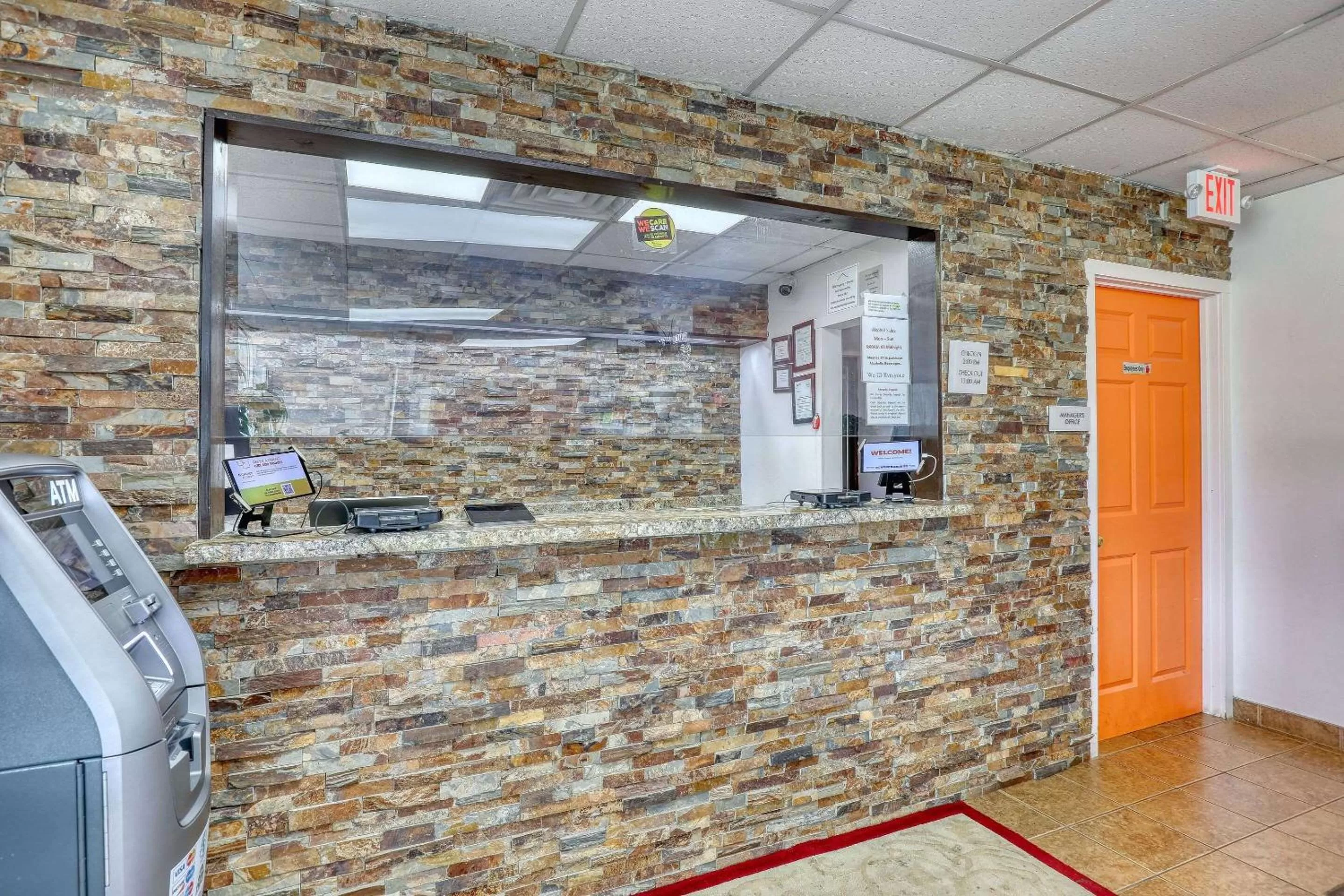 Lobby or reception in Suburban Studios Neenah-Appleton