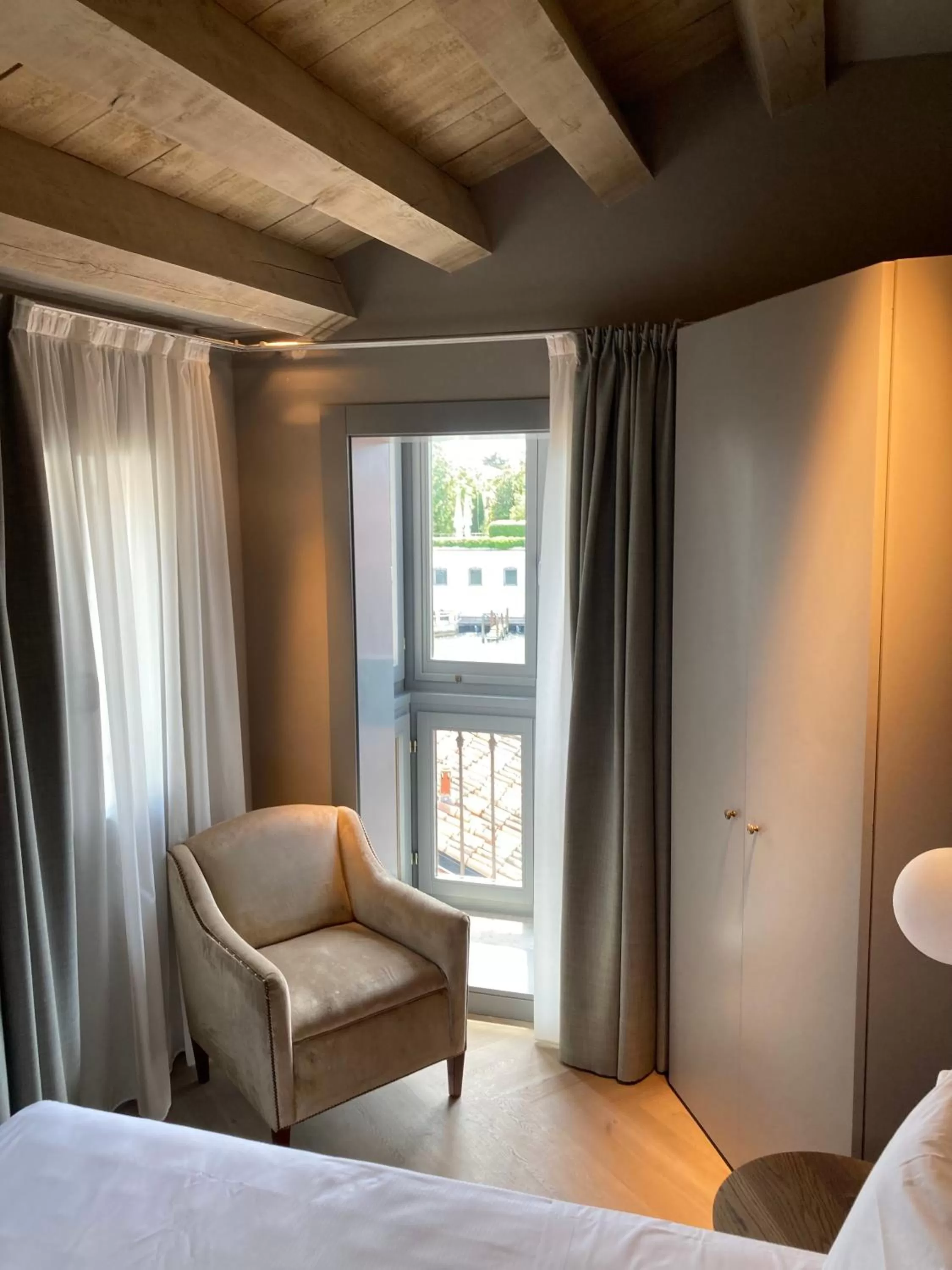 View (from property/room), Bed in Hotel Dei Dragomanni