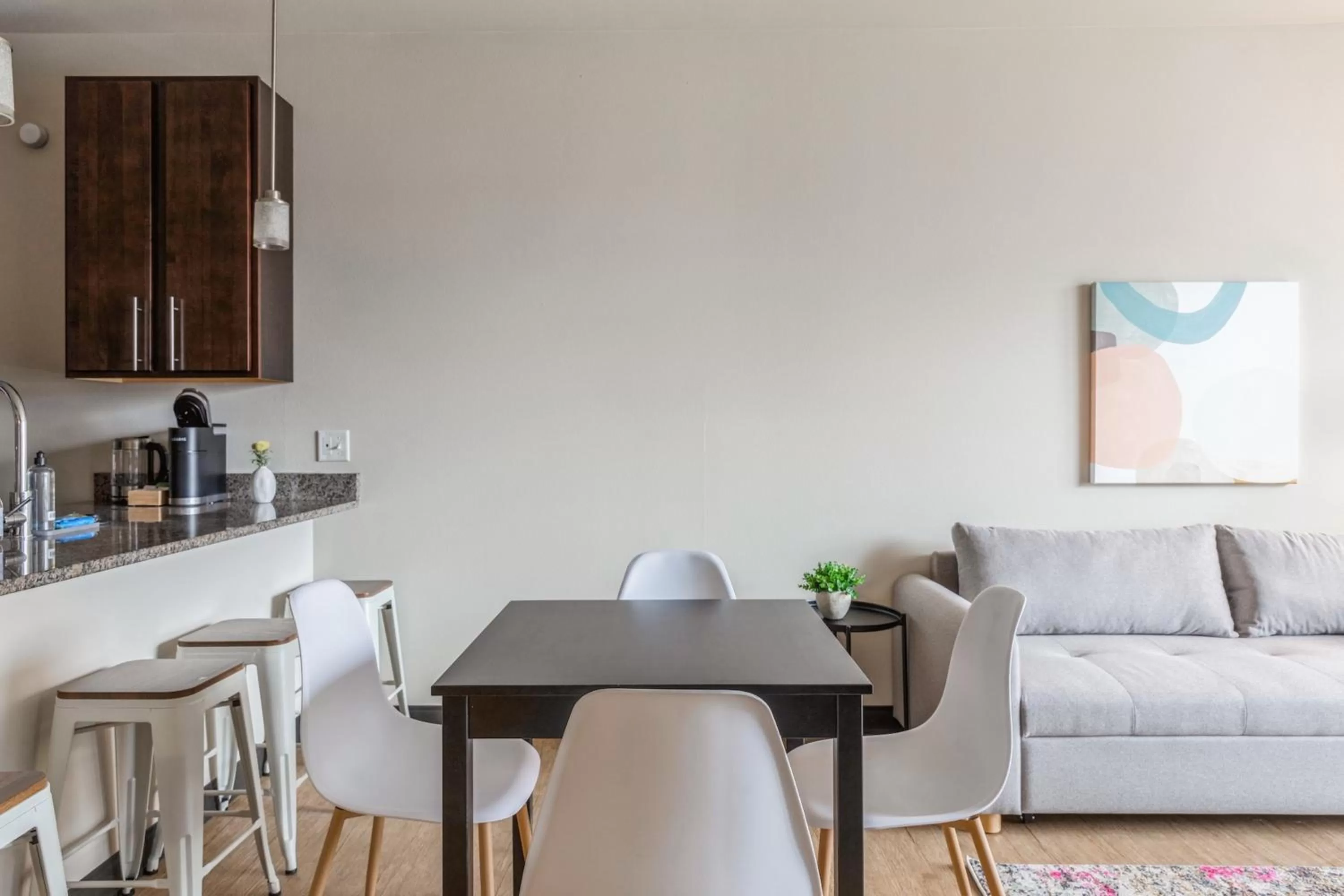 Dining area in Kasa Westown Milwaukee