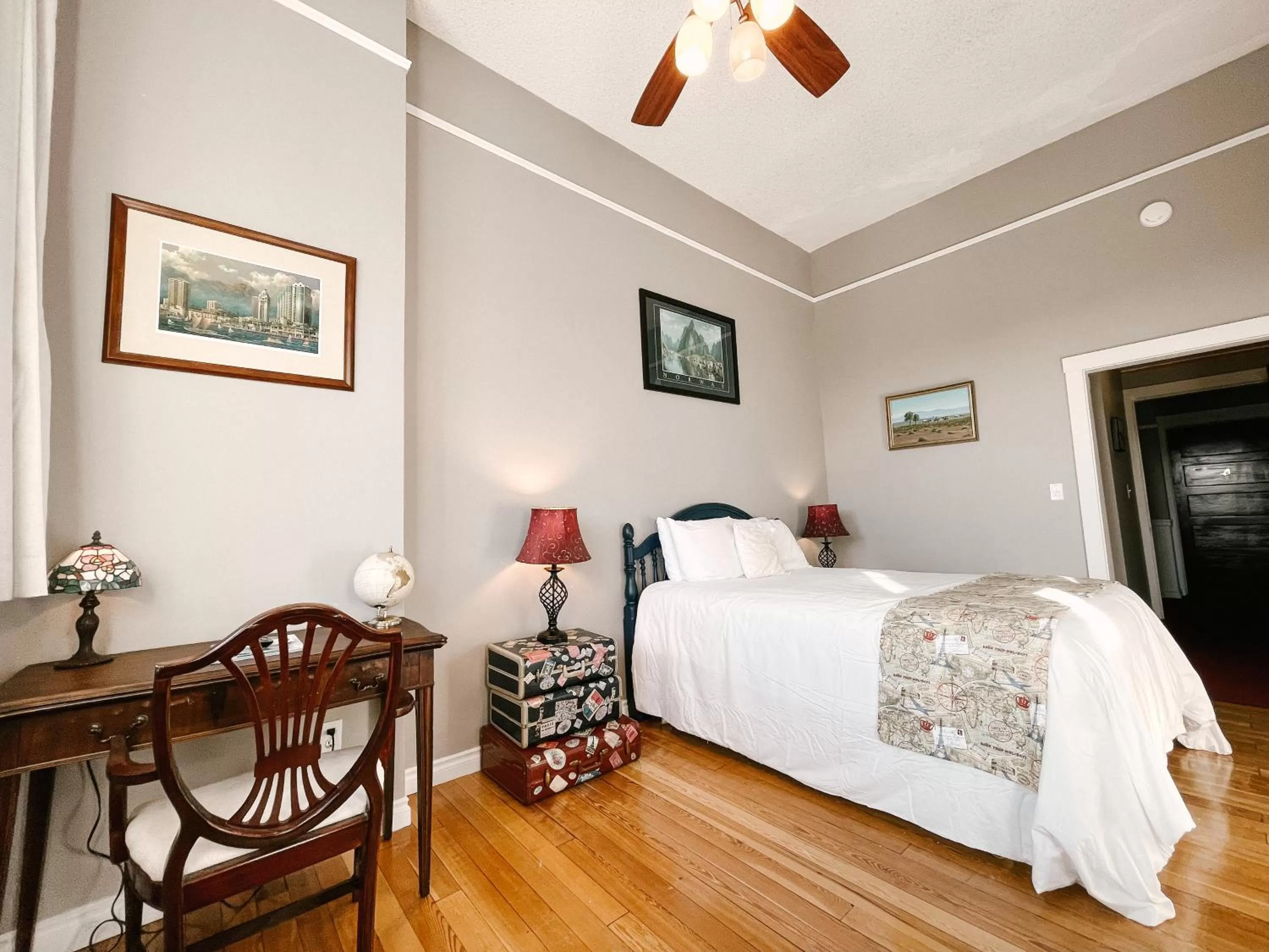 Bed in Northside School Bed & Breakfast