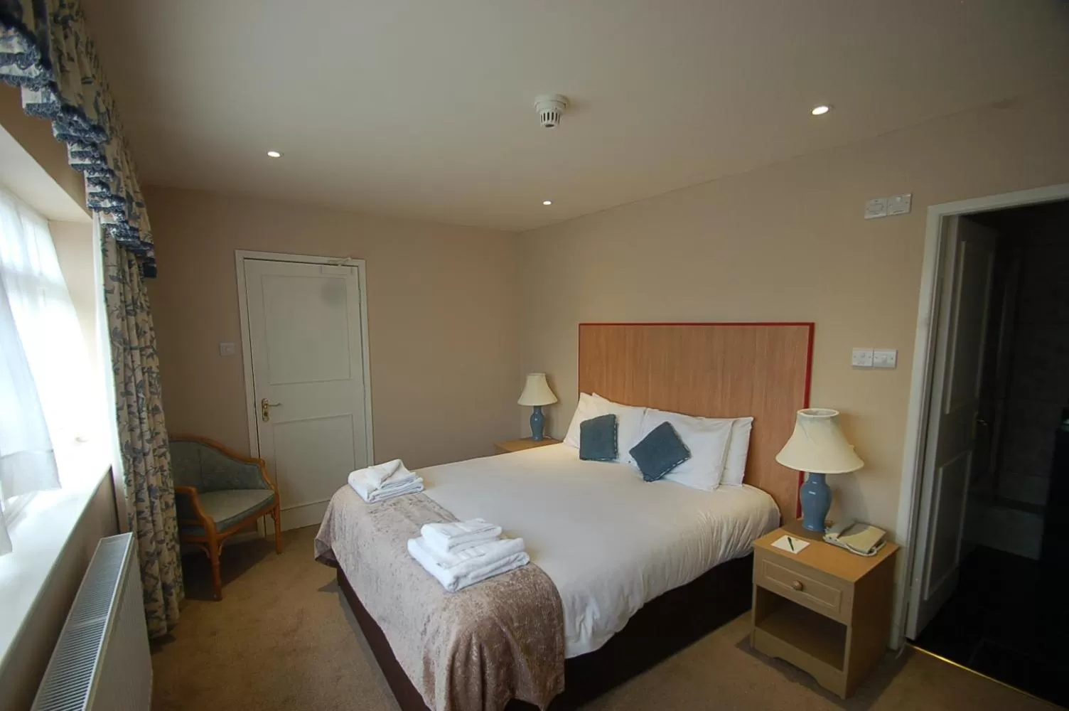 Bedroom, Bed in Kings Court Hotel Alcester, BW Signature Collection