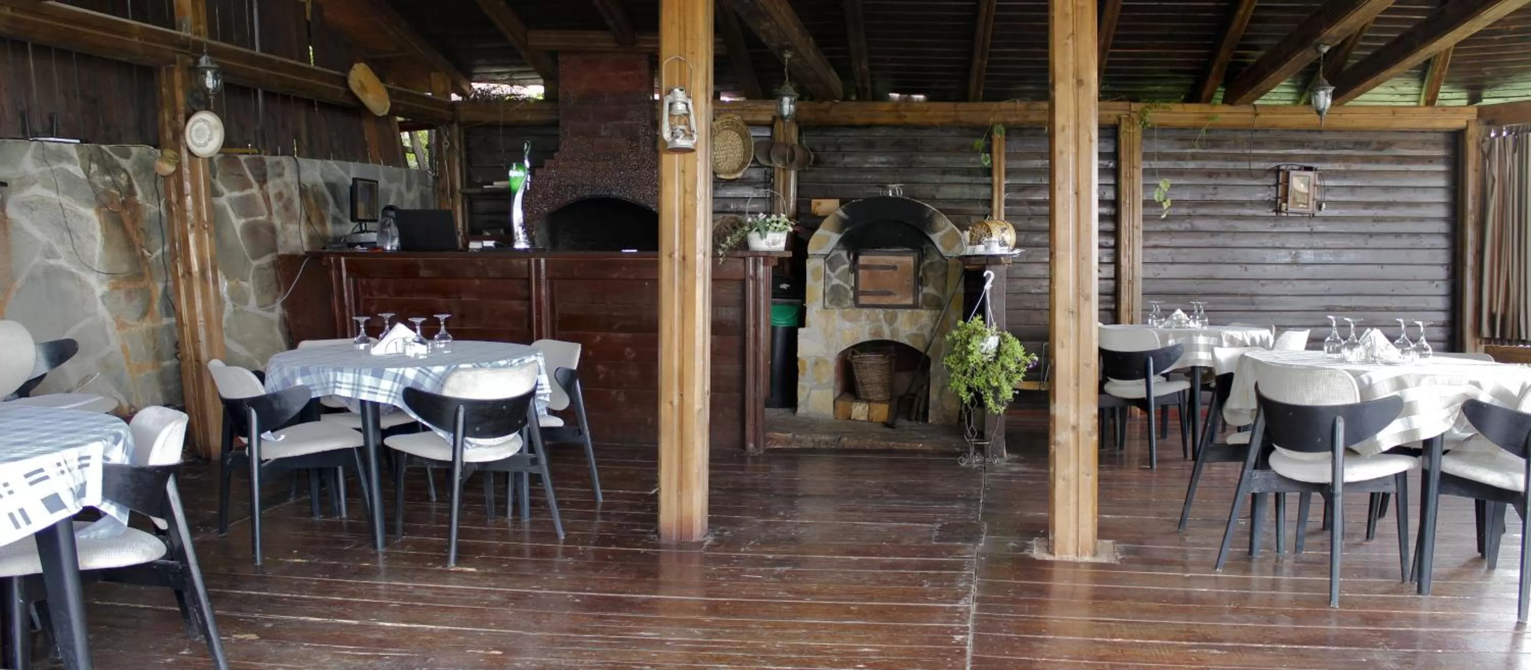 Restaurant/places to eat in Pensiunea Taverna Bucium