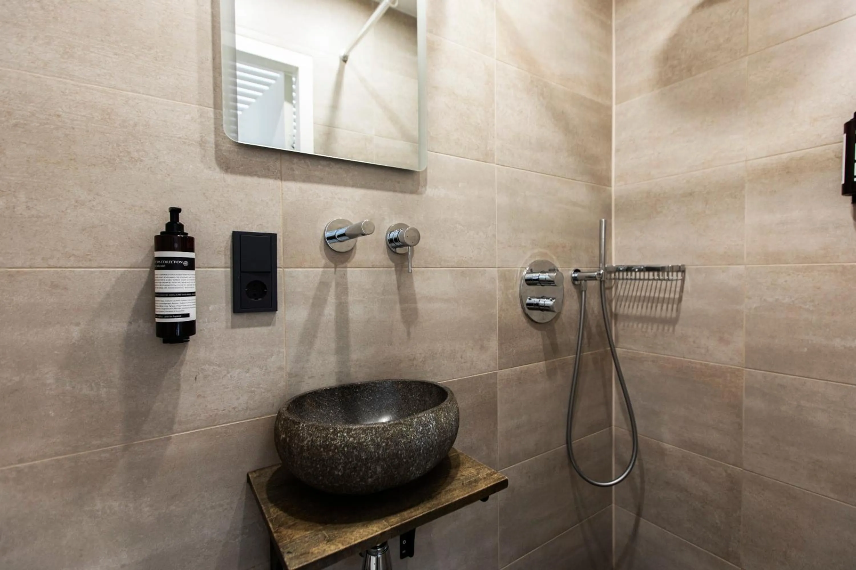 Bathroom in Quentin Golden Bear Hotel