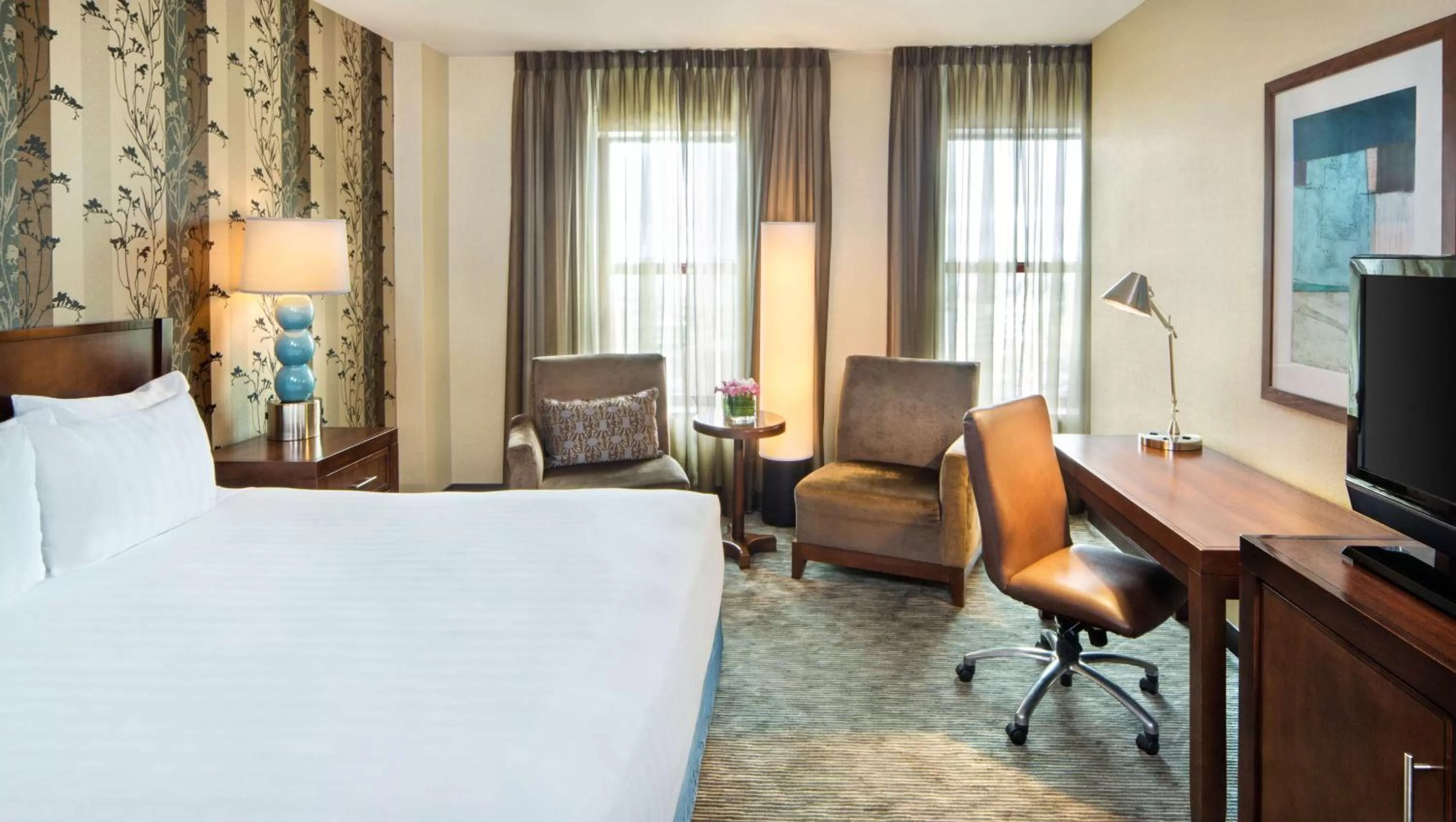 Photo of the whole room, Bed in Hyatt Regency Buffalo