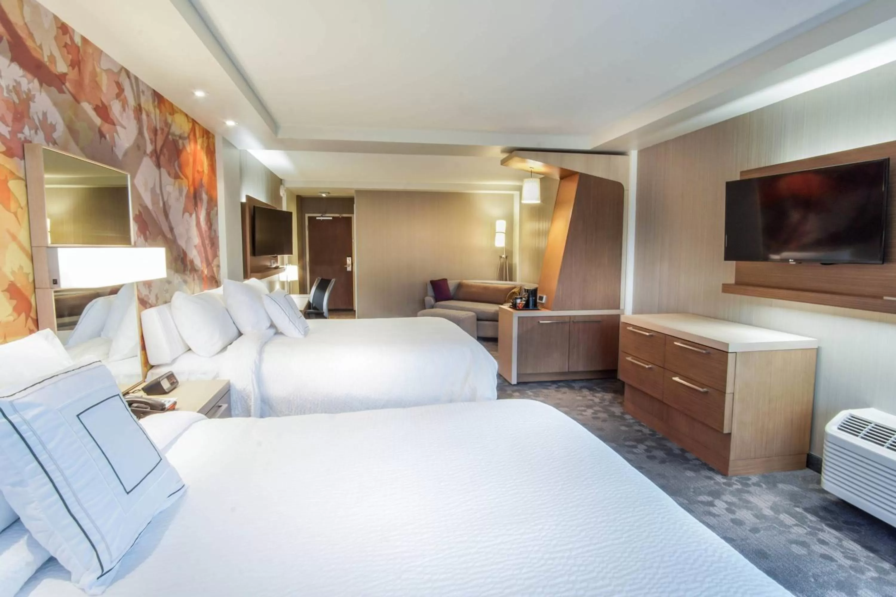 Photo of the whole room, Bed in Courtyard by Marriott Lenox Berkshires