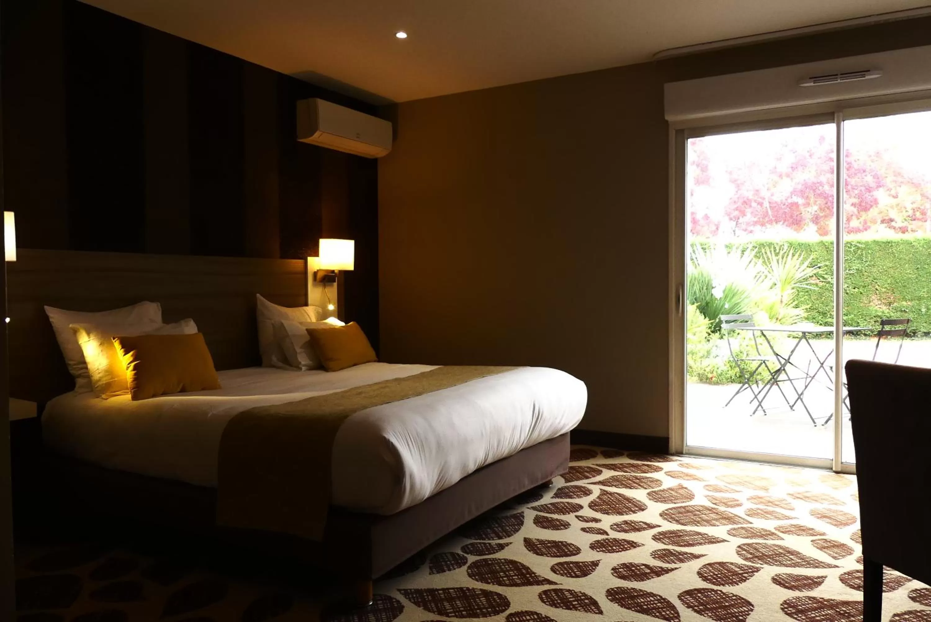 Bed in Contact Hôtel Le Provençal Bordeaux Lac