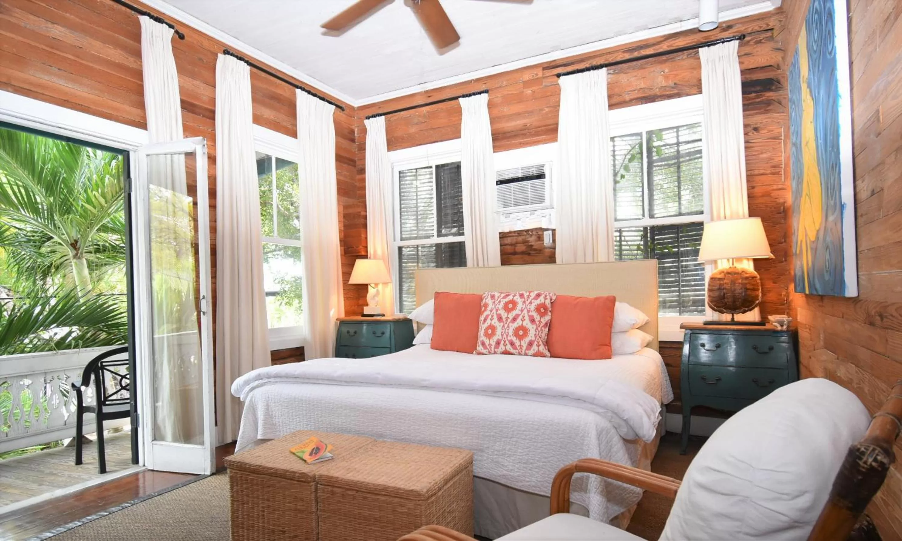 Bed in Simonton Court Historic Inn & Cottages