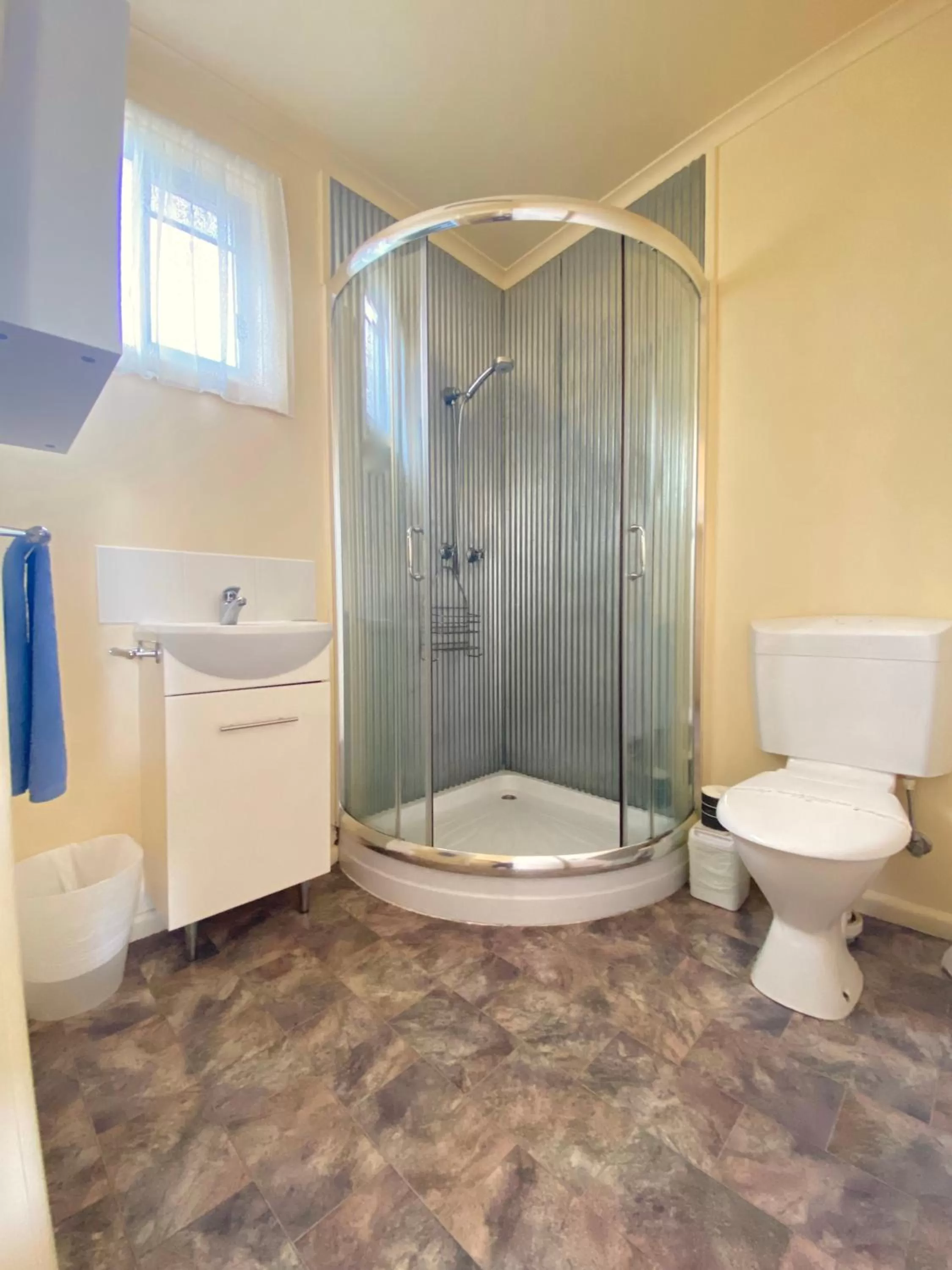 Shower, Bathroom in Rye Beach Motel Australia