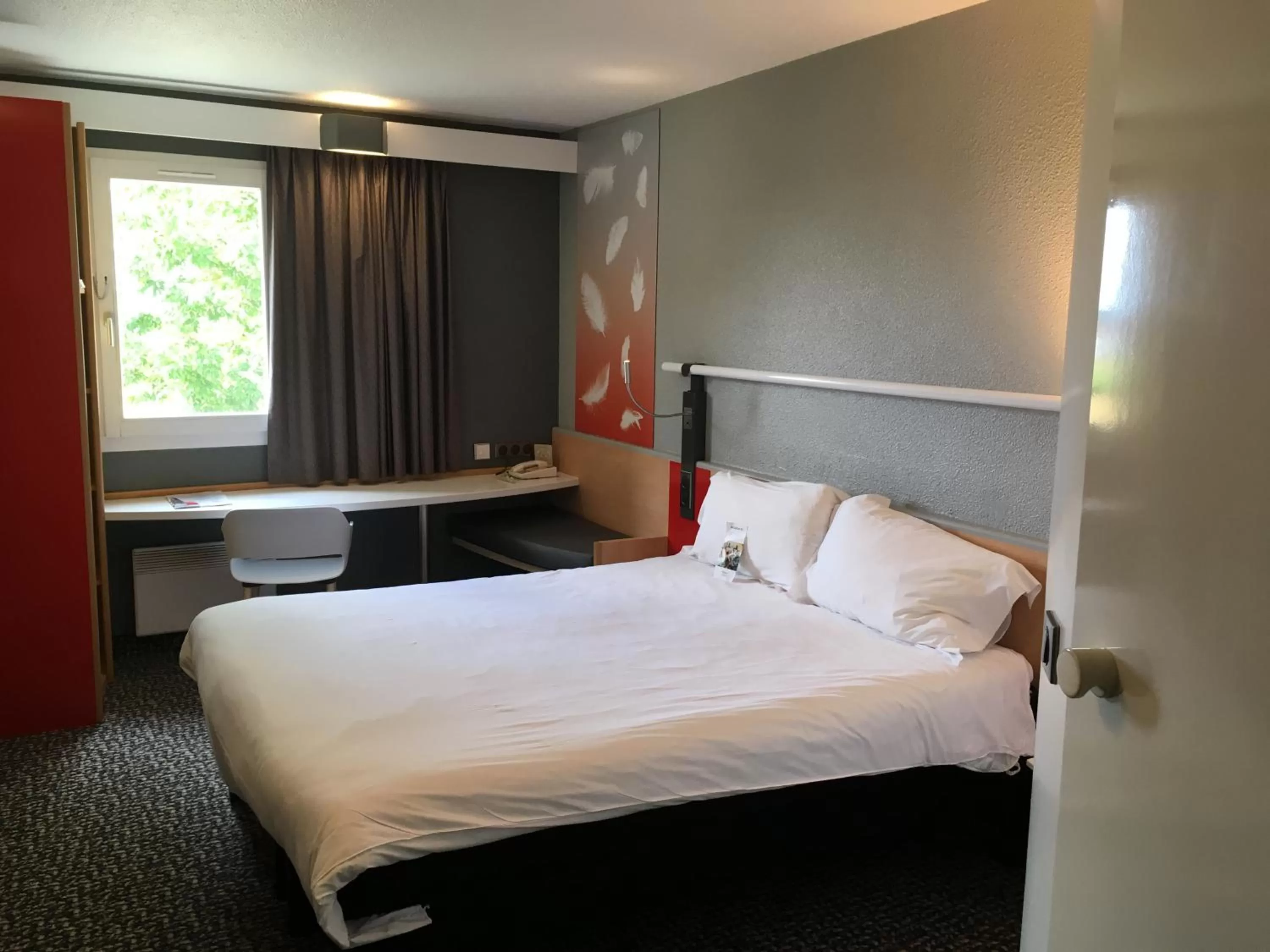 Bedroom, Bed in ibis Abbeville