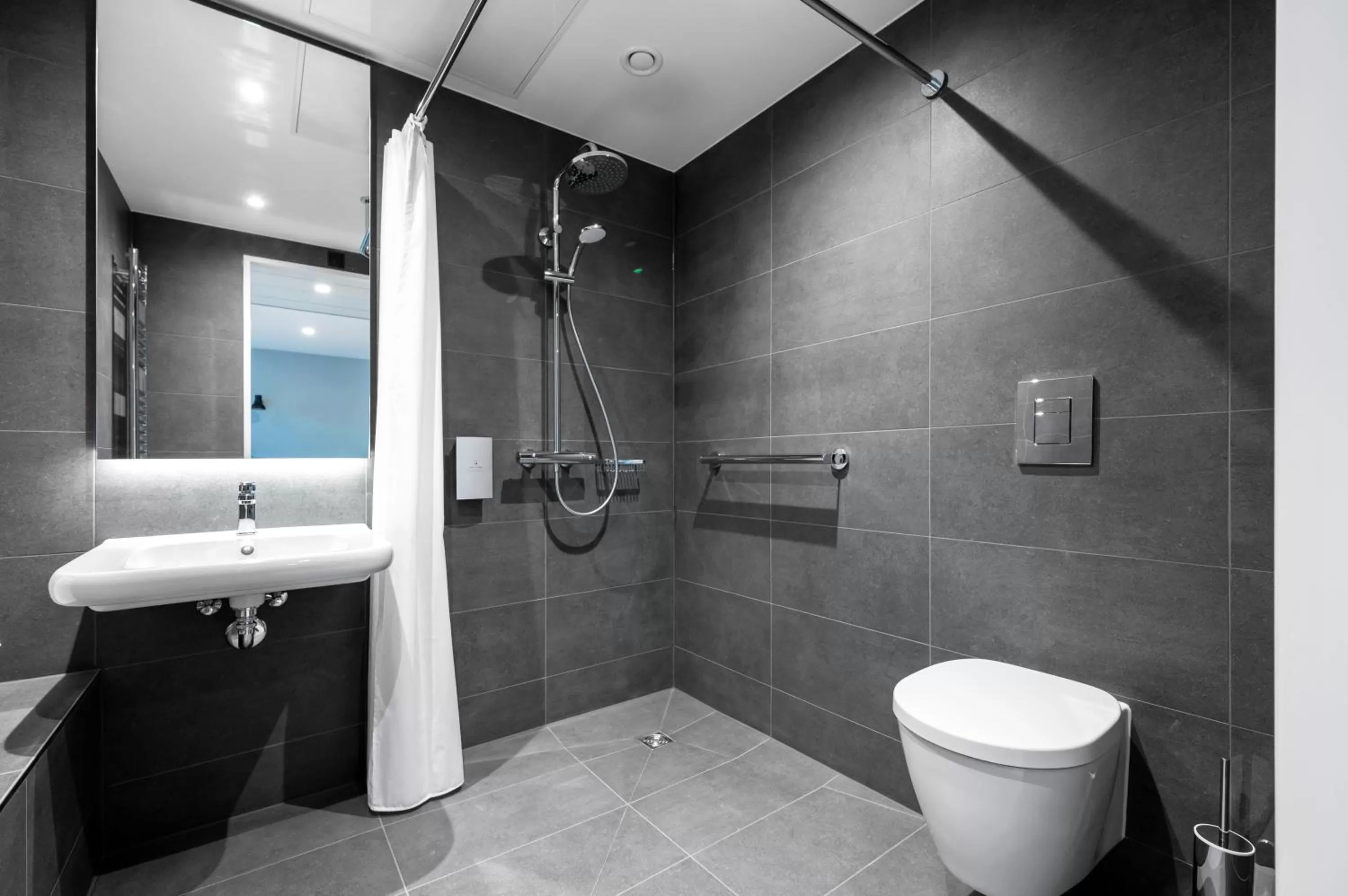 Shower in Staycity Aparthotels Frankfurt Airport