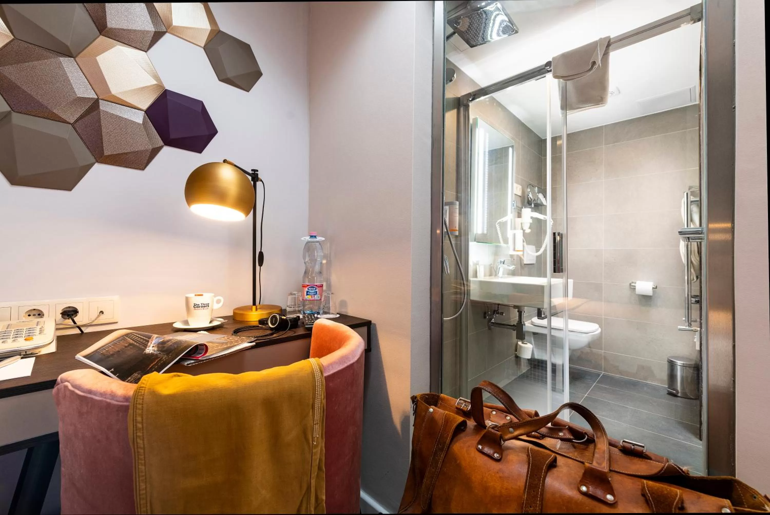 Shower in Three Corners Hotel Art