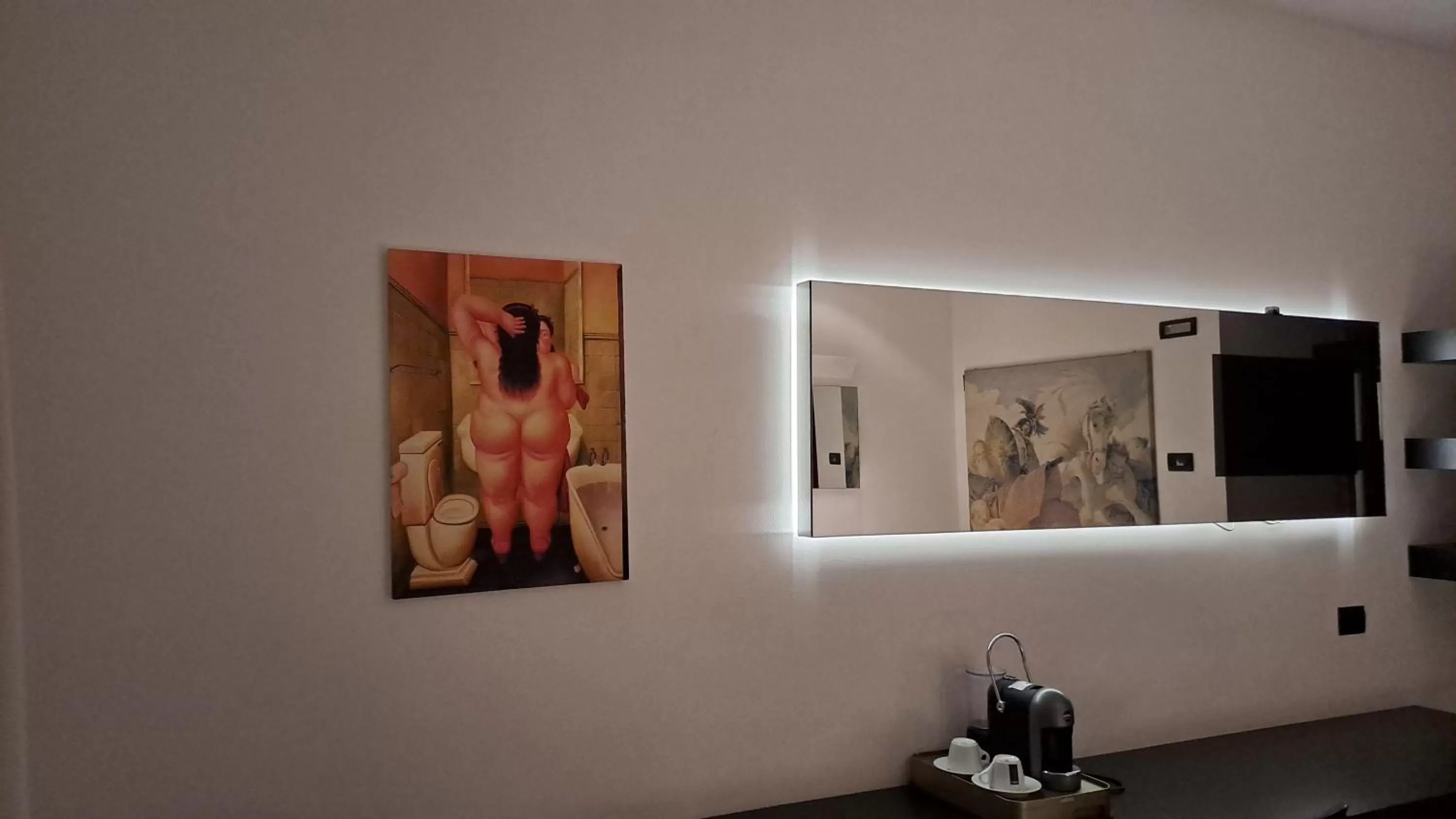 TV and multimedia in Blue Shades Hotel