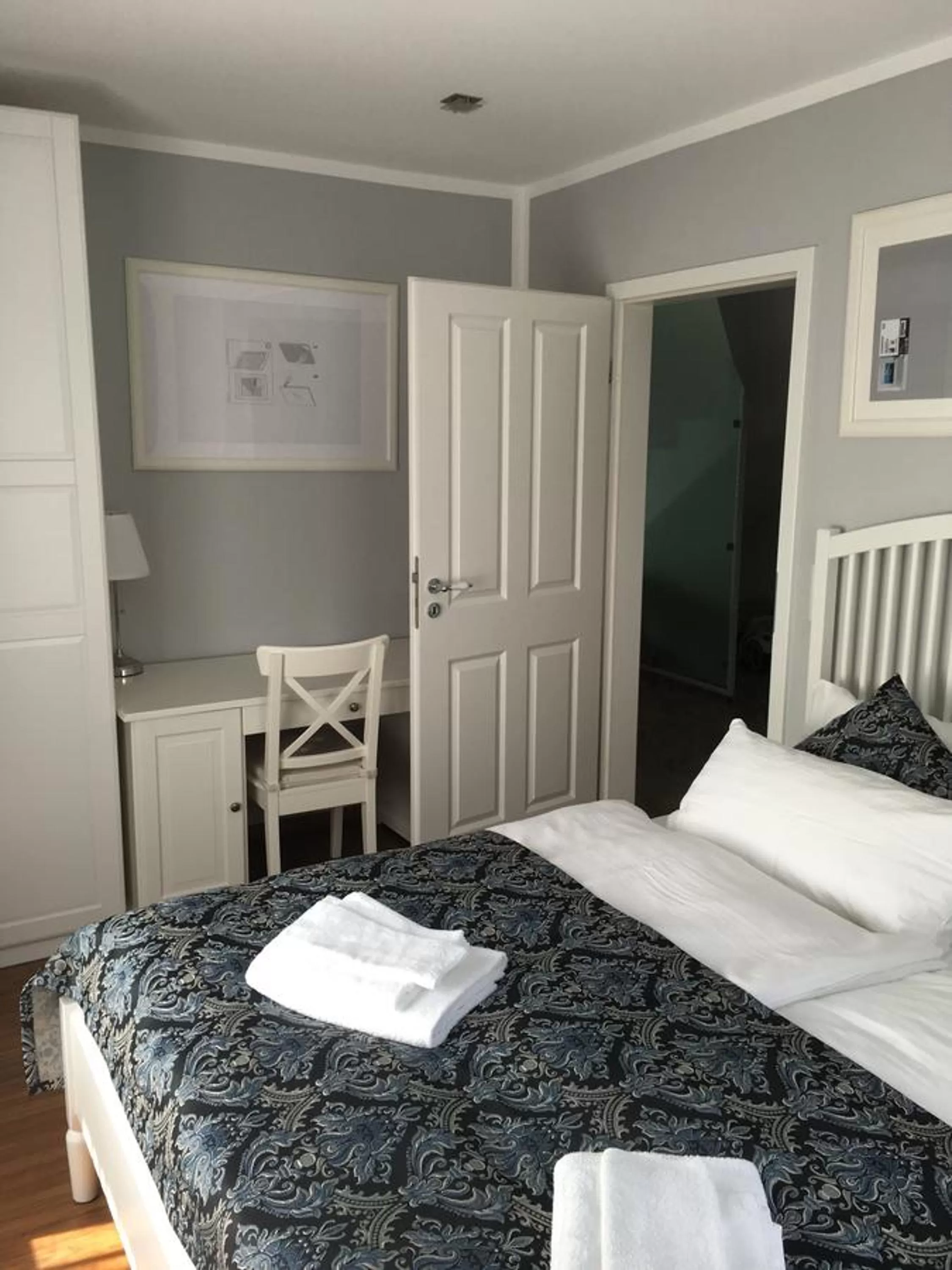 Property building, Bed in Merkel Villa Apartamente