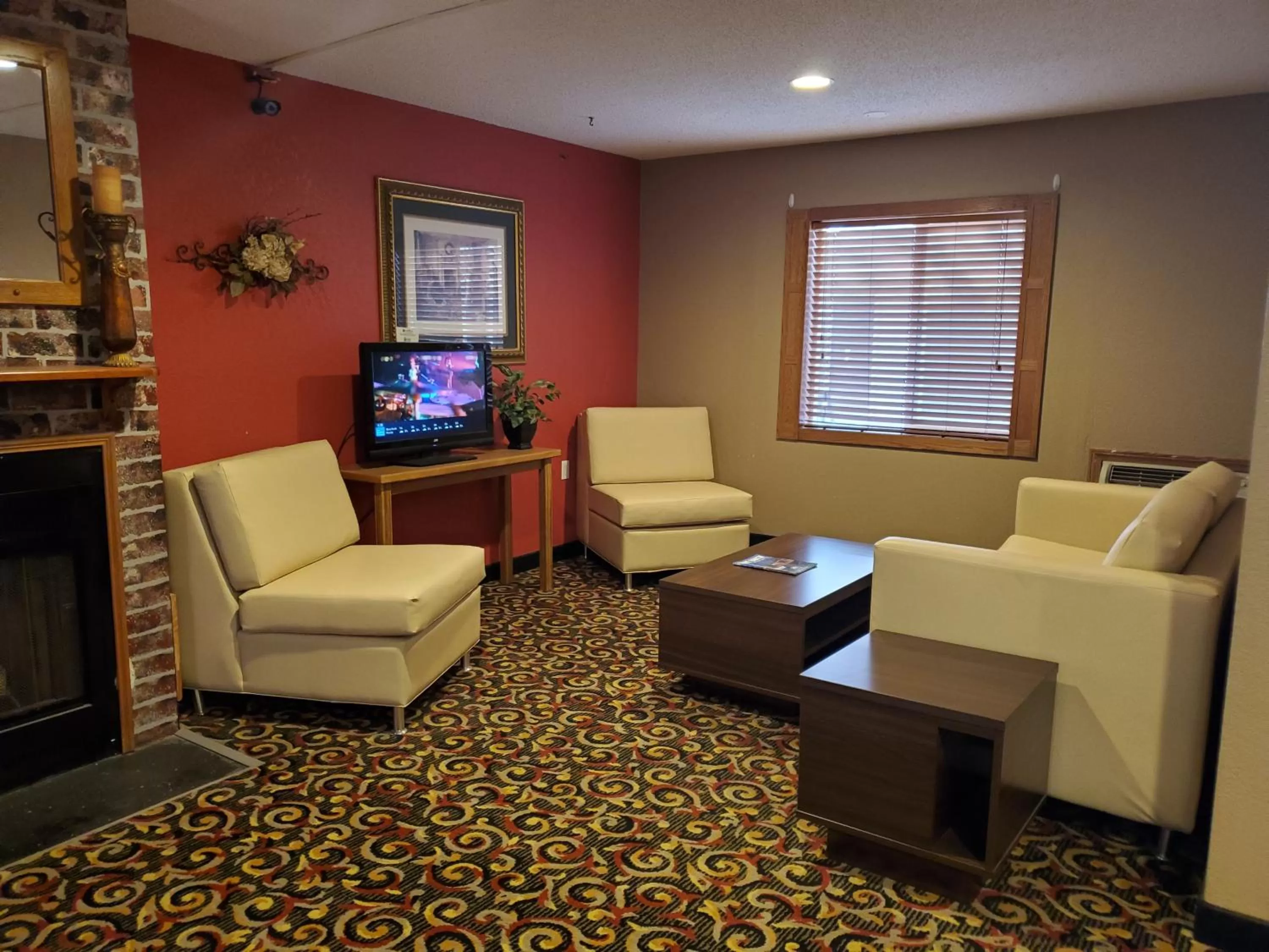 Communal lounge/ TV room in Super 8 by Wyndham Blue Earth