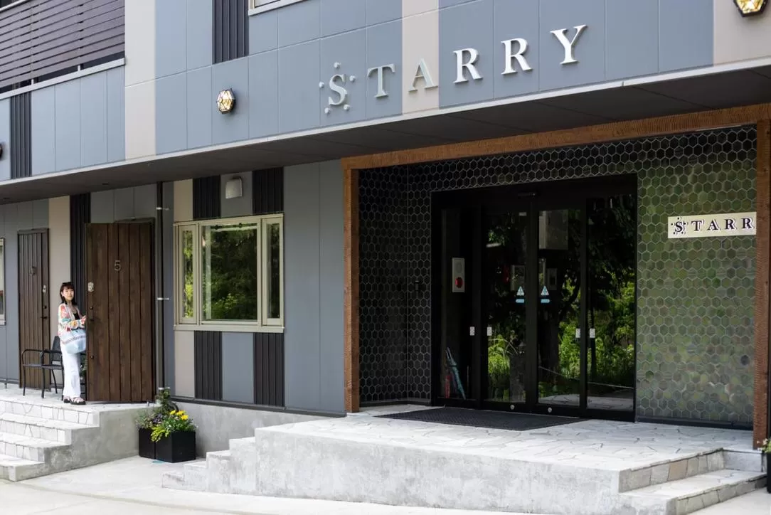 Facade/entrance in STARRY