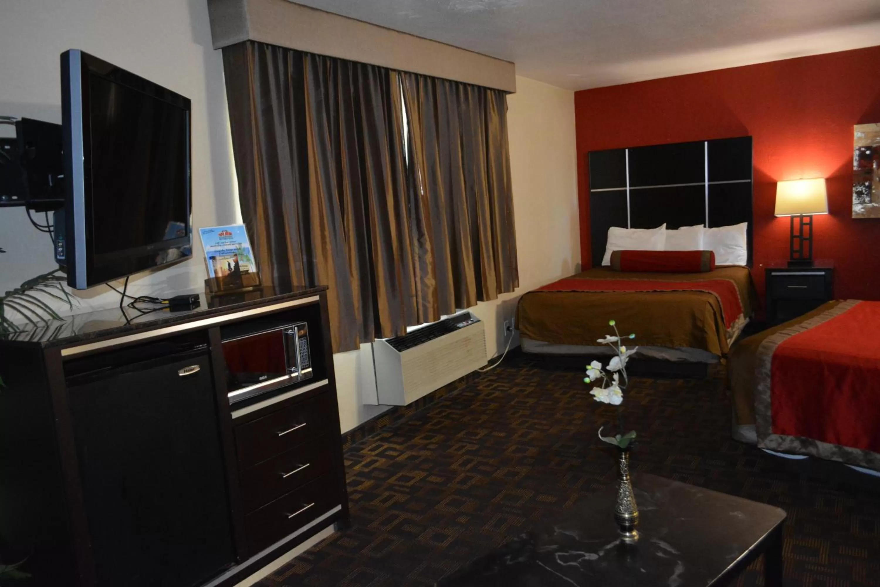 Bed in Harbor Inn & Suites Oceanside