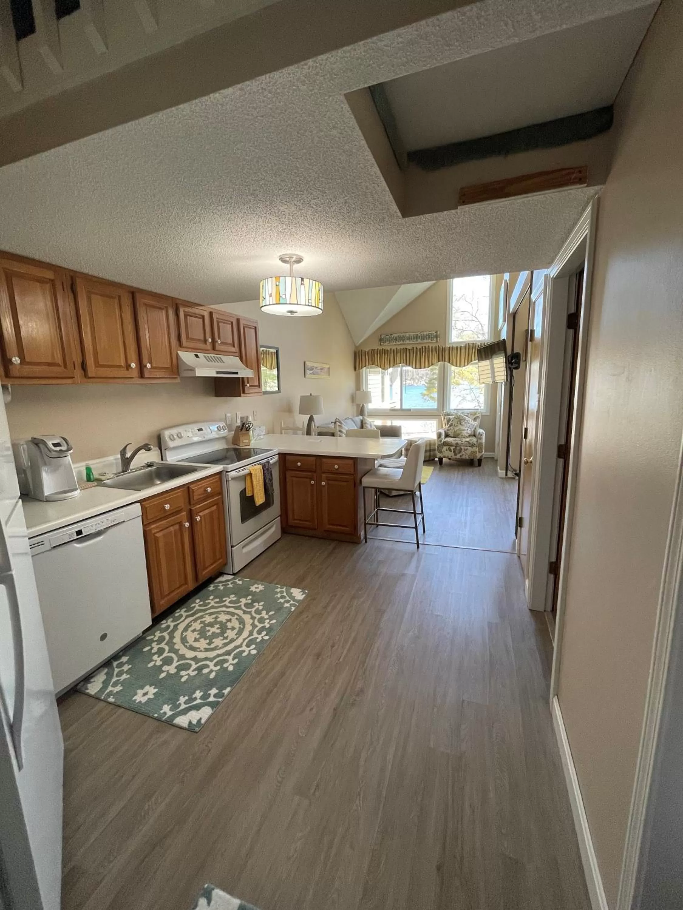 Living room, Kitchen/Kitchenette in Misty Harbor Resort