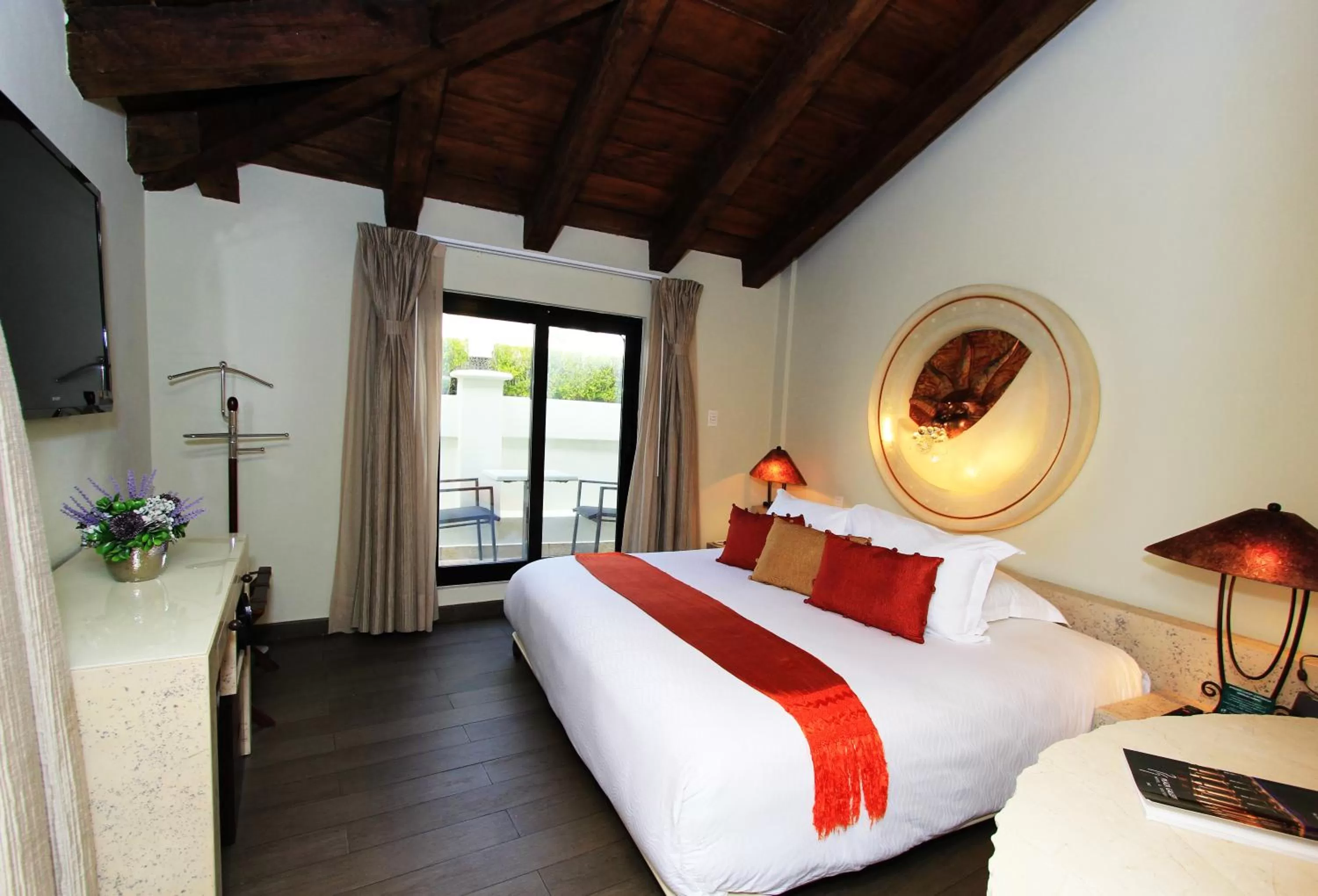 Balcony/Terrace, Bed in Plaza Gallery Hotel Boutique