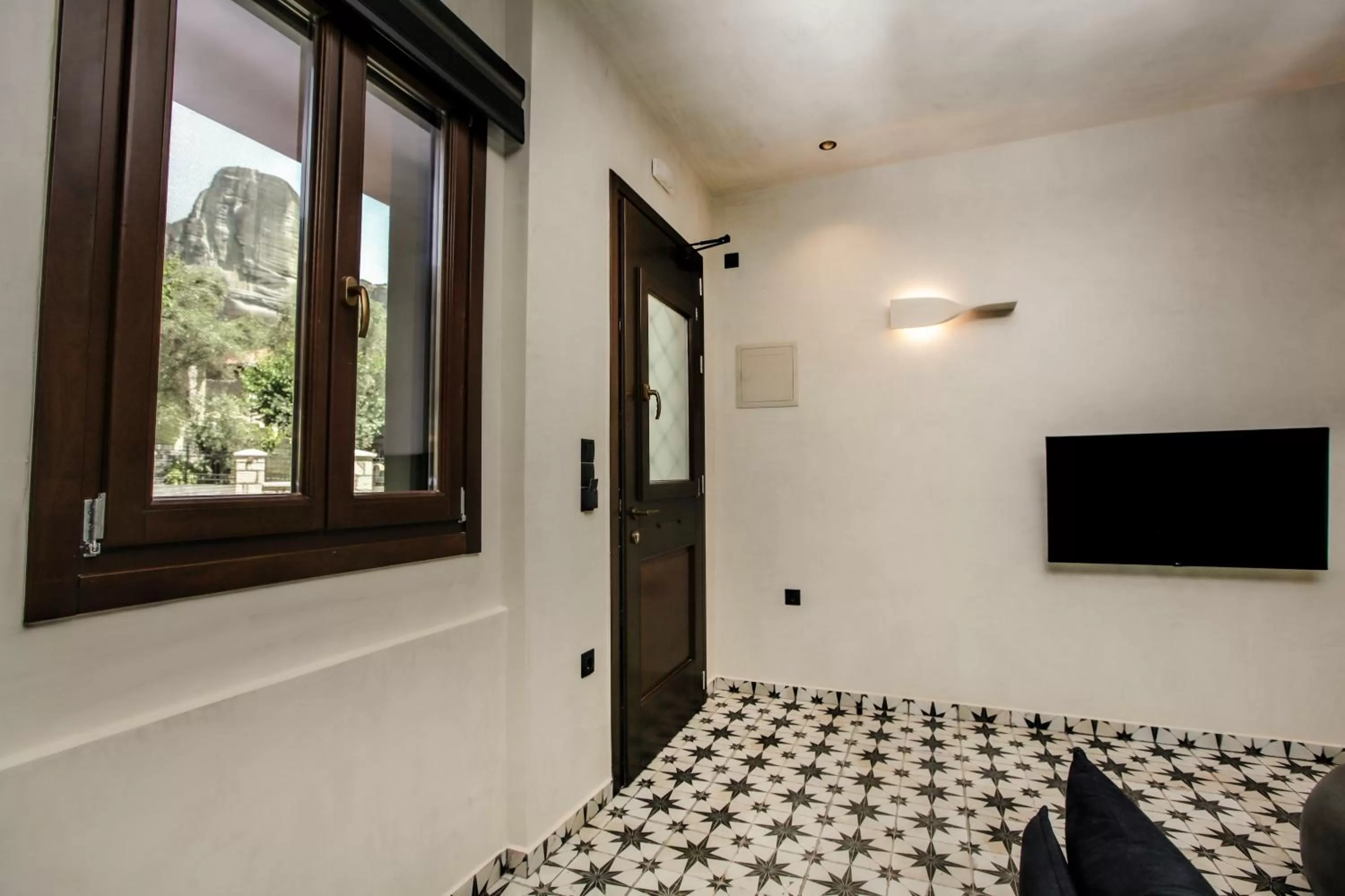 Landmark view, Bed in Meteora Heaven and Earth Kastraki premium suites