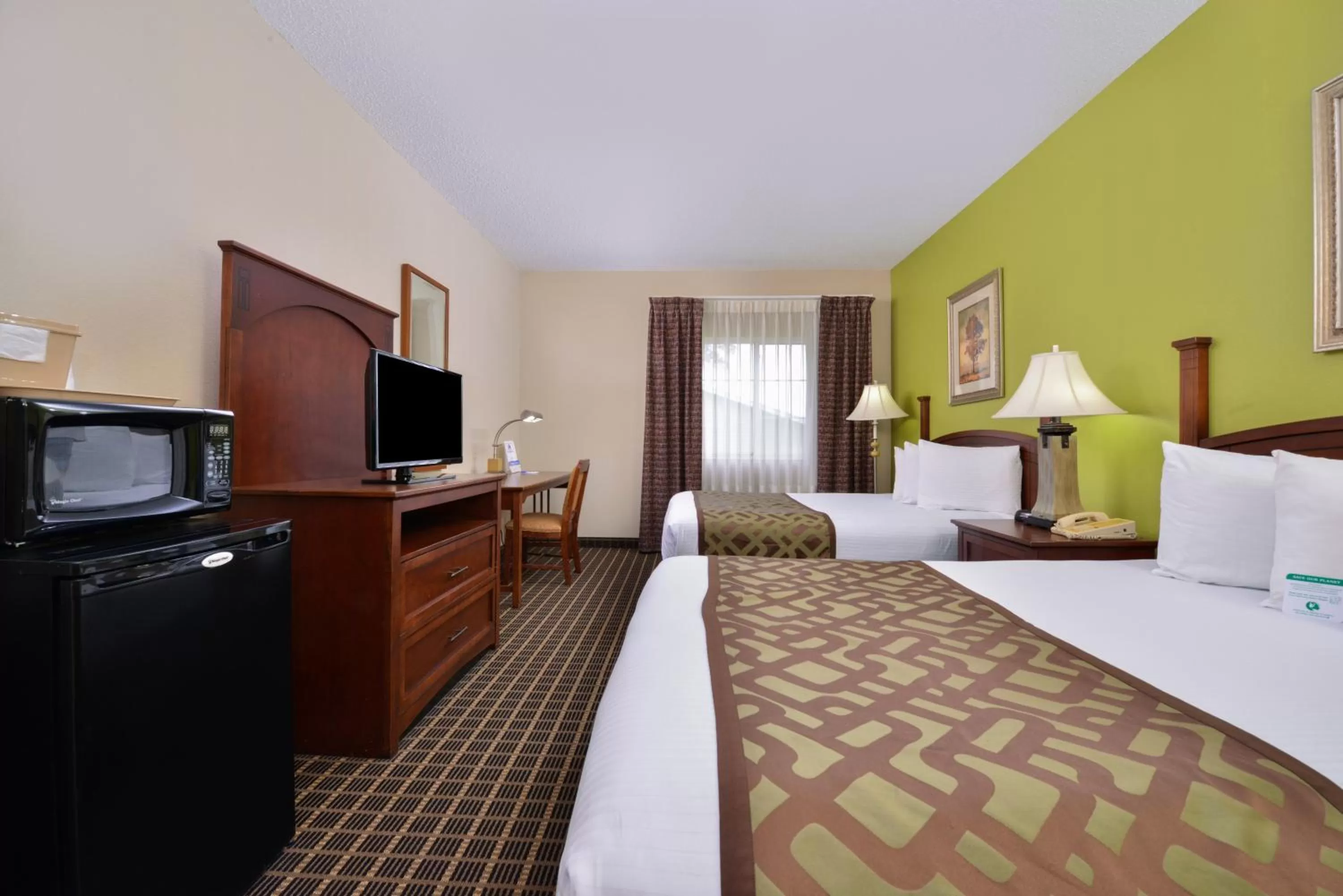 Photo of the whole room, Bed in Regency Inn Geneseo IL I-80