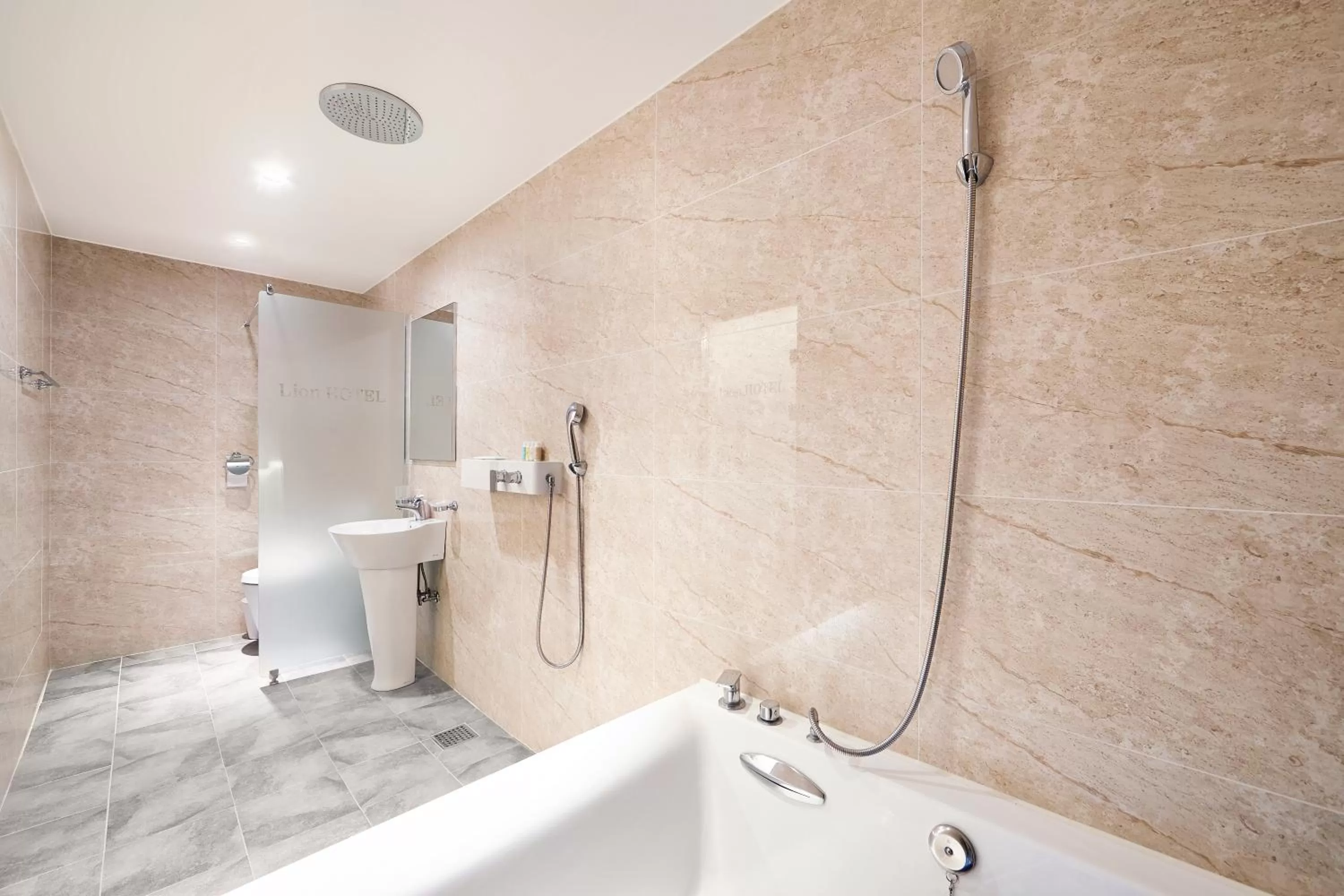 Shower in Lion Hotel